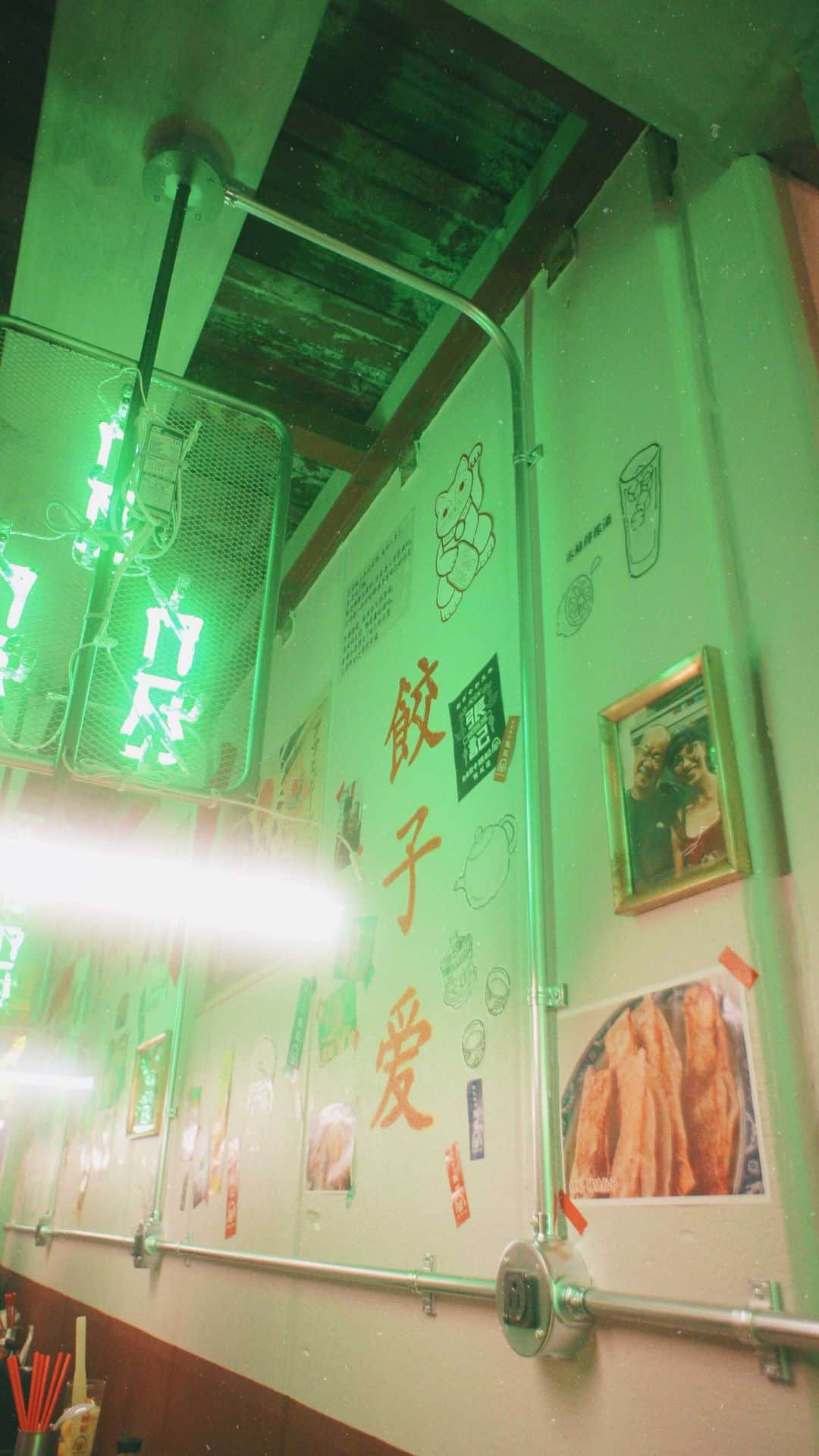 MEGのインスタグラム：「大阪の梅田で大行列な 「台北餃子　張記」@taipeigyoza_n_choki が【西荻窪駅】に 東京初進出で２日前にオープンしてお邪魔しました🥟♡ ㅤㅤㅤㅤ 餃子にはじまりコスパ最強。  食べたメニューが⤵️ ・まずはこれ！坦々ポテサラ¥390 ・張さんの鍋貼 焼棒餃子(5本)¥290  ・水餃子(5個)¥390 ・こぼれエビチリ¥890 ・とろける❤︎杏仁豆腐¥390 ・氷結！レモンサワー¥550  と、、中でもポテサラと焼き餃子、エビチリが特に美味しかった。 杏仁豆腐も当たり外れあるけど、鼎泰豊を超えるぐらい濃厚🤭 ㅤㅤㅤ 店内も可愛く、驚くぐらい店員さんみんな神対応😂 普段あんまり餃子メインで食べに行かないけどここはリピート決定🍺🌟 ㅤㅤㅤㅤㅤㅤㅤㅤㅤㅤㅤㅤㅤ ㅤㅤㅤㅤㅤㅤㅤㅤㅤㅤㅤㅤㅤ #台北餃子張記 #餃子 #西荻窪カフェ #東京グルメ #西荻窪グルメ #棒餃子 #水餃子 #エビチリ #レモンサワー」