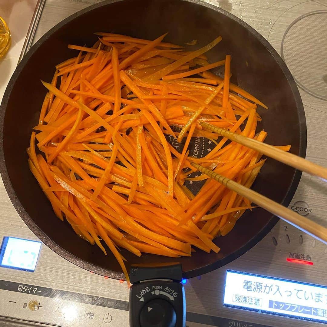 山根良顕さんのインスタグラム写真 - (山根良顕Instagram)「人参しりしり 作ります！ 出来ました！ 行程を写真撮ろうと思ったら撮ってる暇無かったです #料理　#cooking #人参しりしり #carrot」11月14日 22時47分 - ungirls_yamane