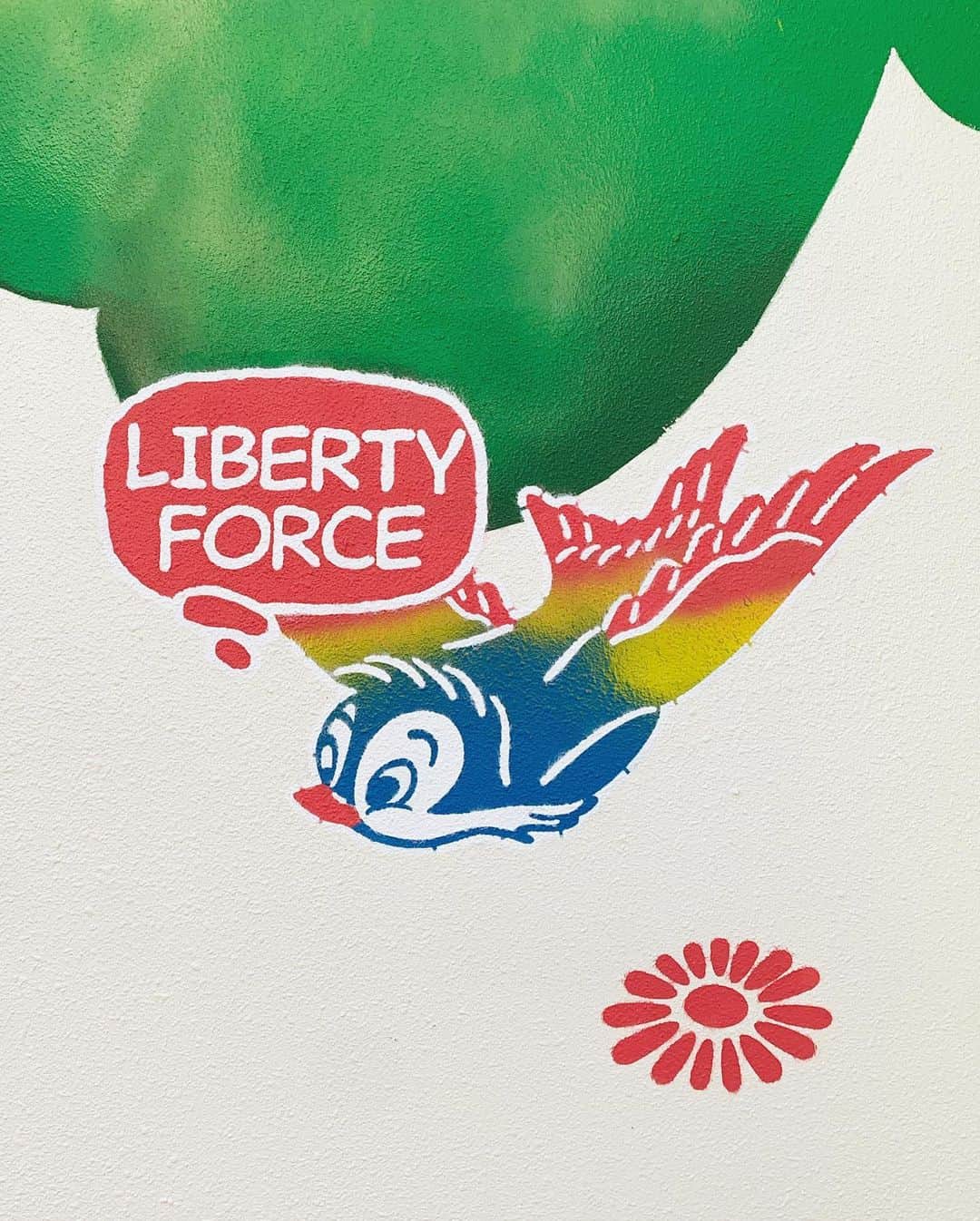 清水わかこさんのインスタグラム写真 - (清水わかこInstagram)「今年から始動している @liberty____force プロジェクト。 今回はアートでのご依頼があり石垣島にある @fusaki_ishigaki の壁を紅型職人の知花さん @somesenka とホテルの敷地内に壁画アートを描かせていただきました。  紅型を現代アートにした作品の多い知花さんとは今回で2回目となるコラボ作品。 一緒に作品を作ることができたことも楽しく素敵な貴重な経験になりました。(娘は、知花さんの奥さんにたくさん遊んでいただきました🙏🥺)知花ファミリーに感謝です👨‍👩‍👧✨  11月15日から11月23日まではホテル内でアートウィークが開催されており、知花さんのこの鳥のステッカーも販売されています🐥ホテルに宿泊されてない方も来場できるそうなので、お近くの方はぜひチェックしていただけたら嬉しいです☺️  大変な世の中だけれど、新しく進めているプロジェクトに関わってくださっている皆様に改めて感謝いたします。 @liberty____force ではARTに続き、早くて年内にはまたお披露目できるものがありますので楽しみにしていただけたら嬉しいです☺️🙏 #teruya旅  #石垣 #石垣島 #沖縄 #沖縄旅行 #石垣旅行 #娘 #5歳 #女の子 #壁画アート #子連れ旅行 #子連れ #家族旅行 #家族 #壁画 #アート #art #libertyforce #okinawa #muralart #family #teruyaオススメ」11月14日 22時47分 - wakacham_