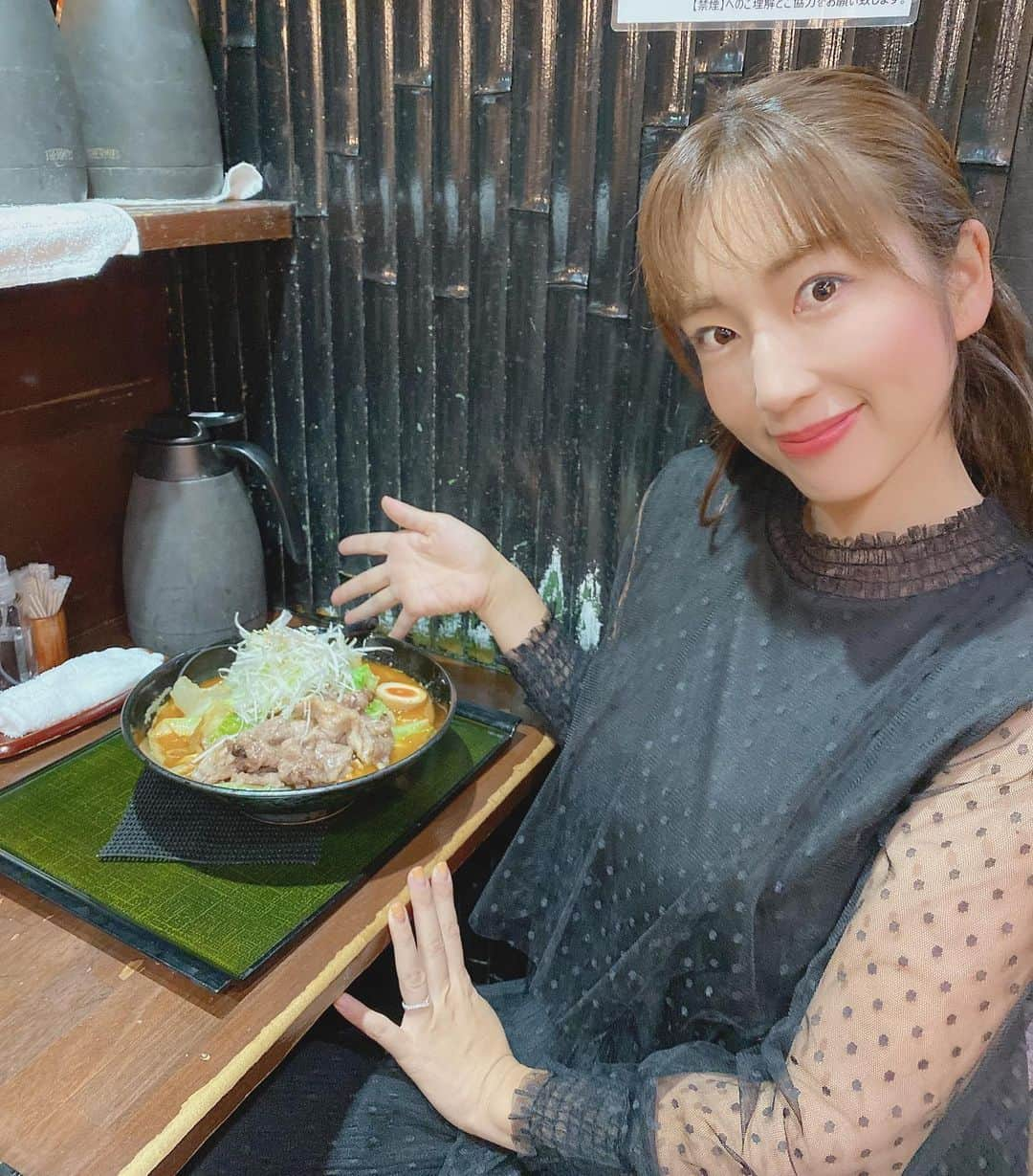 庄司ゆうこさんのインスタグラム写真 - (庄司ゆうこInstagram)「前から気になっていたラーメン屋さん竹虎に行ってきました✨🥰 私が頼んだのはお肉とお野菜たっぷりラーメン❣️ピリ辛でめちゃくちゃ美味しかったぁー🌟お店は六本木、新宿、沖縄にもあるみたい✨✨ ラーメン好きな方、是非是非行ってみてくださいね😆  #麺匠竹虎#六本木#新宿#東京グルメ#飯テロ#ラーメン大好き#つけ麺#ラーメン巡り#ラーメン好き#個室#食べスタグラム#麺スタグラム#食べログ#2人で行きました#美味しかった#また行きたいお店」11月14日 22時51分 - yuko.shoji