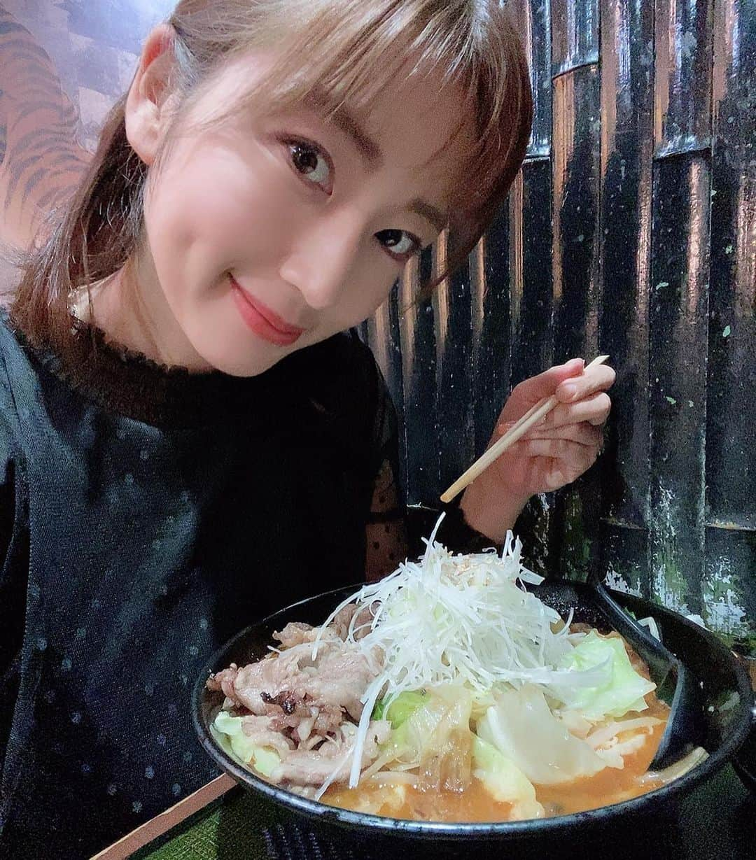 庄司ゆうこさんのインスタグラム写真 - (庄司ゆうこInstagram)「前から気になっていたラーメン屋さん竹虎に行ってきました✨🥰 私が頼んだのはお肉とお野菜たっぷりラーメン❣️ピリ辛でめちゃくちゃ美味しかったぁー🌟お店は六本木、新宿、沖縄にもあるみたい✨✨ ラーメン好きな方、是非是非行ってみてくださいね😆  #麺匠竹虎#六本木#新宿#東京グルメ#飯テロ#ラーメン大好き#つけ麺#ラーメン巡り#ラーメン好き#個室#食べスタグラム#麺スタグラム#食べログ#2人で行きました#美味しかった#また行きたいお店」11月14日 22時51分 - yuko.shoji