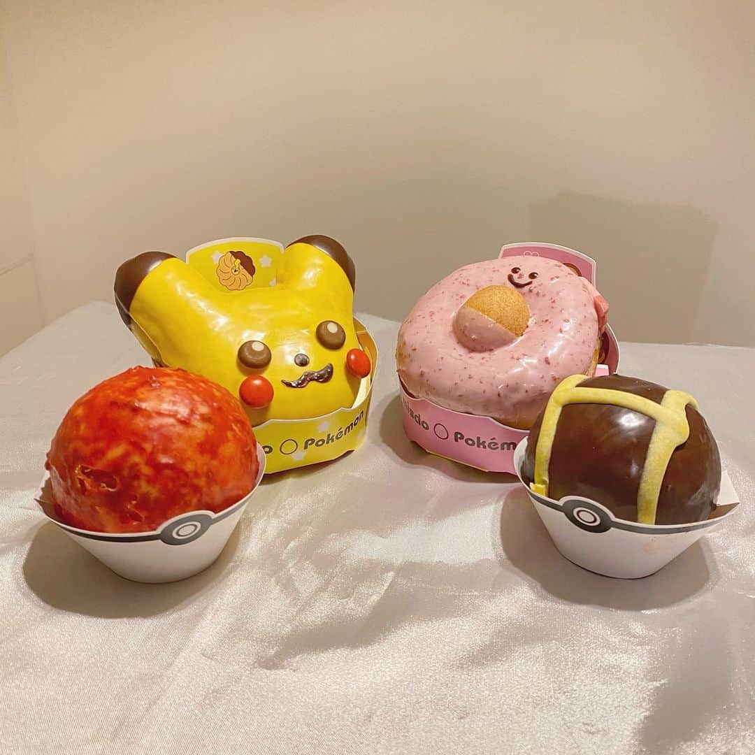 本島莉々果さんのインスタグラム写真 - (本島莉々果Instagram)「﻿ ﻿ ﻿  ミスドポケモンドーナツ🍩﻿ ﻿ 去年食べれなかったのでリベンジ！﻿ カスタードホイップの入ってるピカチュウ⚡﻿ ストロベリーチョコでコーティングされてて、お腹にはホイップクリームが入ってるラッキー💕﻿ ホイップクリーム入りがマルdeモンスターボール、カスタードホイップ入りがマルdeハイパーボール🥎﻿ 今年は幸せを運ぶラッキーちゃんもいて可愛すぎる☺﻿ モンスターボールあると「ポケモン！ゲットだぜ！！」って言いたくなるよね〜﻿ ﻿ ﻿ ﻿ ﻿ ﻿ #ミスドポケモンドーナツ #ピカチュウ #ラッキー #マルdeモンスターボール #マルdeハイパーボール #ポケモン #ドーナツ #フモンスターボール #ハイパーボール #ミスド #ミスタードーナッツ #misterdonut #pokemon #🍩」11月14日 22時53分 - motoshimaririka