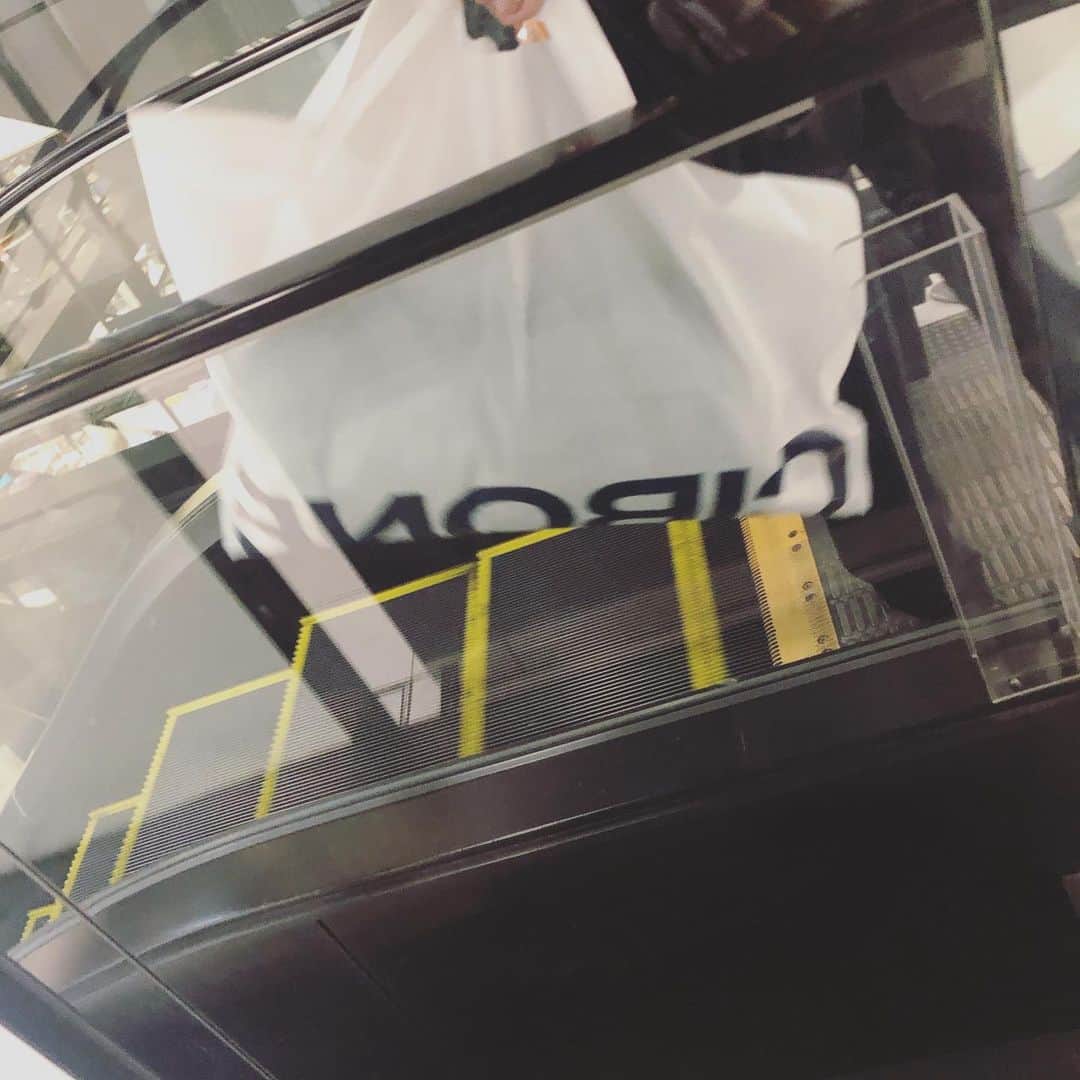 のインスタグラム：「目当てのテーブルを買いに行ったらシッピングに半年と言われて気分がいい感じに萎えてしまった。  今年中にテーブルが変えられないことは確定してしまったから、とりあえず再びのペンディング…🌀  逆に探していたダウンは見つかり、違う物を抱えてかさばる荷物でサンタの形相🎅📦 ・ ・ ・ #冬支度 #寒さ対策は万全 #ダウンジャケット  #水沢ダウン #descenteallterrain  #cibone #防寒 #木下ココ」