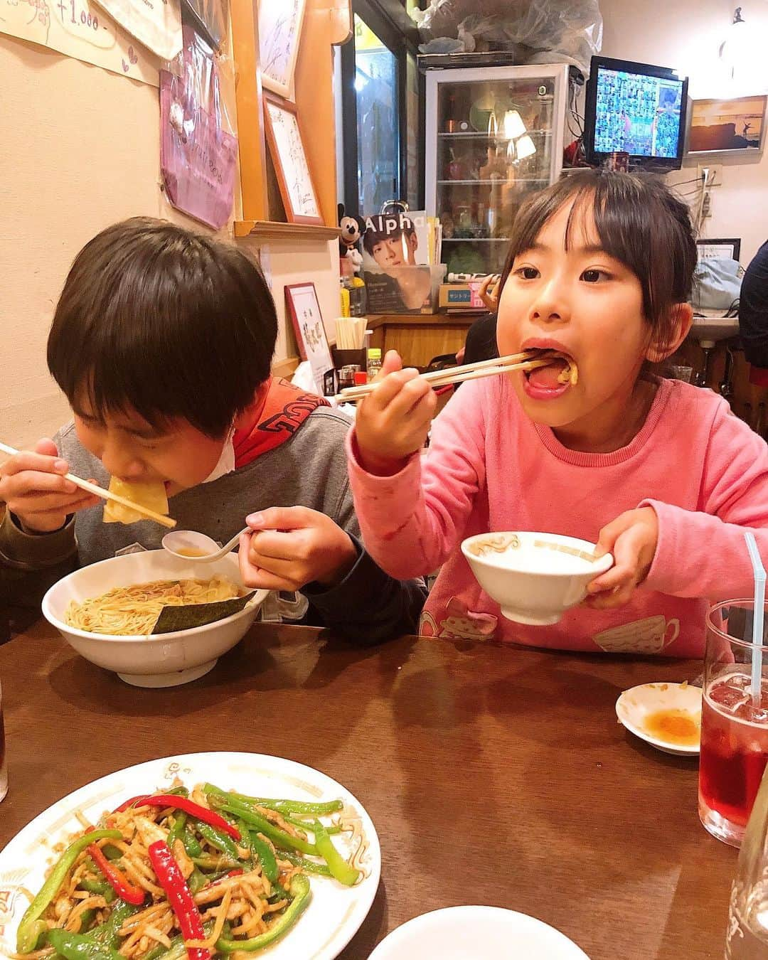 みきママさんのインスタグラム写真 - (みきママInstagram)「【実家のラーメン屋さんで晩御飯です！！】  子供たちが「やっちゃん(母)のラーメンが食べたい」と言うので、実家に行きました🚃🚃🚃  母「やっちゃんが作ったジンジャエール飲んでごらん！」ジュースがどんどん出てきます。ラーメン食べれなくなっちゃうからやめてください。  れんちび「レバーをうま。」ってさ。苦手なレバーでも母のレバーだとよく食べるんだよね。レバーがふわふわなんです。  母、杏ちゃんにミニラーメンを作ってくれました🍜  杏ちゃん「おいしすぎ。」って汁まできれいに飲み干しました。  餃子や青椒肉絲もめちゃ美味しくてビールも進みました〜🍺帰りの電車はみんな爆睡でした😴😴😴  ごちそうさまでした🙇‍♀️🙇‍♀️🙇‍♀️  #みきママ　#実家　#ラーメン屋　#龍太郎　#ラーメン」11月14日 22時57分 - mikimama_official