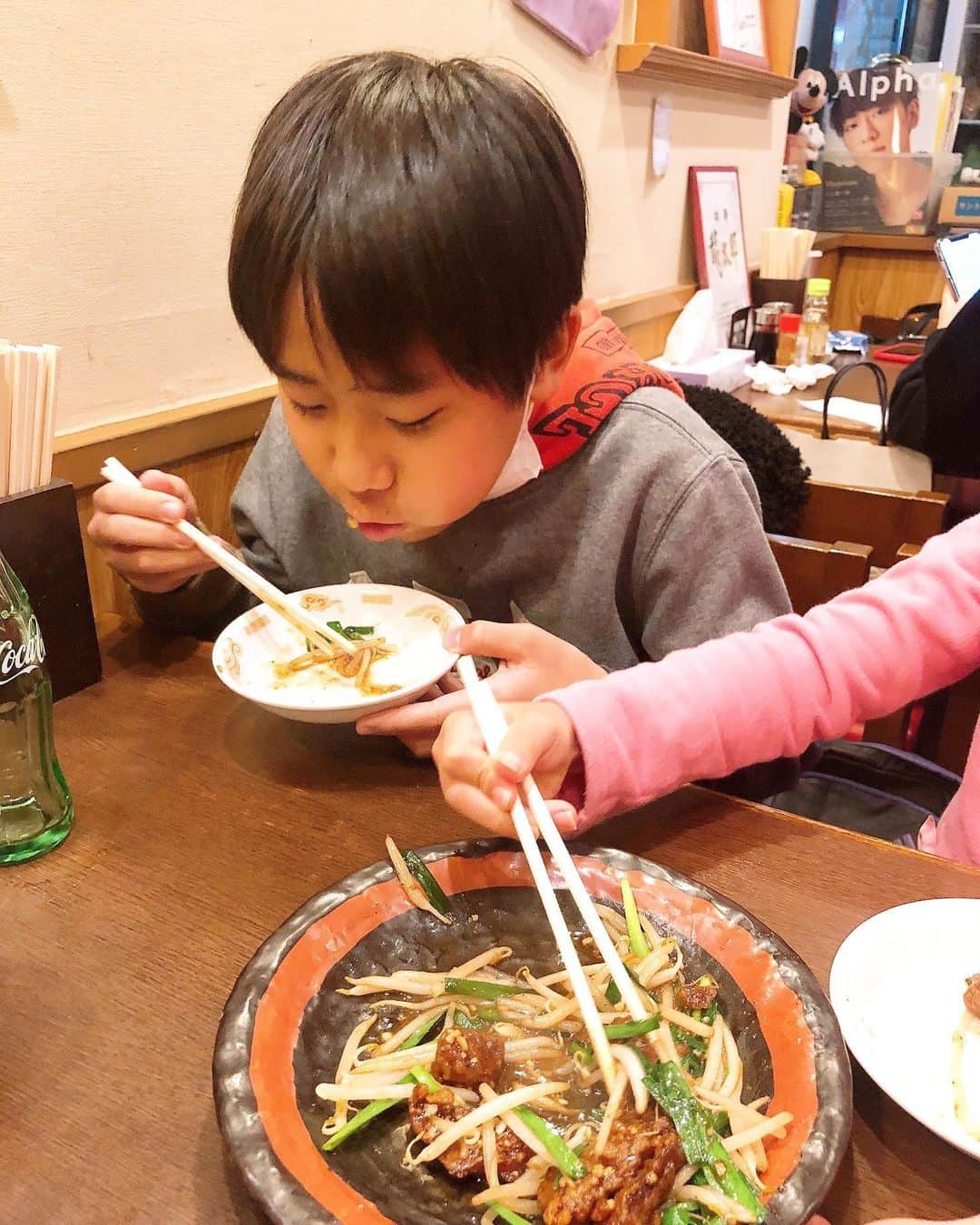 みきママさんのインスタグラム写真 - (みきママInstagram)「【実家のラーメン屋さんで晩御飯です！！】  子供たちが「やっちゃん(母)のラーメンが食べたい」と言うので、実家に行きました🚃🚃🚃  母「やっちゃんが作ったジンジャエール飲んでごらん！」ジュースがどんどん出てきます。ラーメン食べれなくなっちゃうからやめてください。  れんちび「レバーをうま。」ってさ。苦手なレバーでも母のレバーだとよく食べるんだよね。レバーがふわふわなんです。  母、杏ちゃんにミニラーメンを作ってくれました🍜  杏ちゃん「おいしすぎ。」って汁まできれいに飲み干しました。  餃子や青椒肉絲もめちゃ美味しくてビールも進みました〜🍺帰りの電車はみんな爆睡でした😴😴😴  ごちそうさまでした🙇‍♀️🙇‍♀️🙇‍♀️  #みきママ　#実家　#ラーメン屋　#龍太郎　#ラーメン」11月14日 22時57分 - mikimama_official