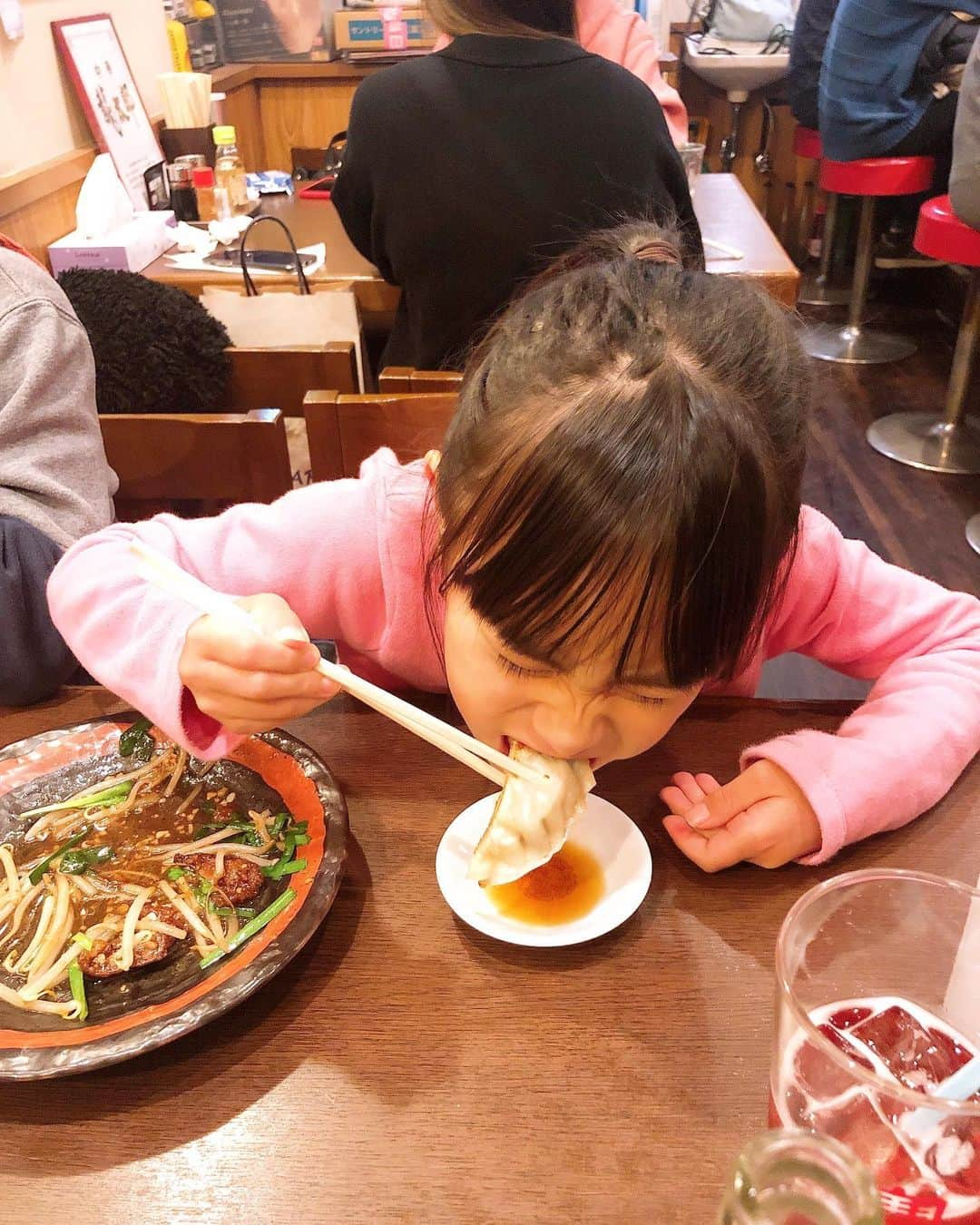 みきママさんのインスタグラム写真 - (みきママInstagram)「【実家のラーメン屋さんで晩御飯です！！】  子供たちが「やっちゃん(母)のラーメンが食べたい」と言うので、実家に行きました🚃🚃🚃  母「やっちゃんが作ったジンジャエール飲んでごらん！」ジュースがどんどん出てきます。ラーメン食べれなくなっちゃうからやめてください。  れんちび「レバーをうま。」ってさ。苦手なレバーでも母のレバーだとよく食べるんだよね。レバーがふわふわなんです。  母、杏ちゃんにミニラーメンを作ってくれました🍜  杏ちゃん「おいしすぎ。」って汁まできれいに飲み干しました。  餃子や青椒肉絲もめちゃ美味しくてビールも進みました〜🍺帰りの電車はみんな爆睡でした😴😴😴  ごちそうさまでした🙇‍♀️🙇‍♀️🙇‍♀️  #みきママ　#実家　#ラーメン屋　#龍太郎　#ラーメン」11月14日 22時57分 - mikimama_official