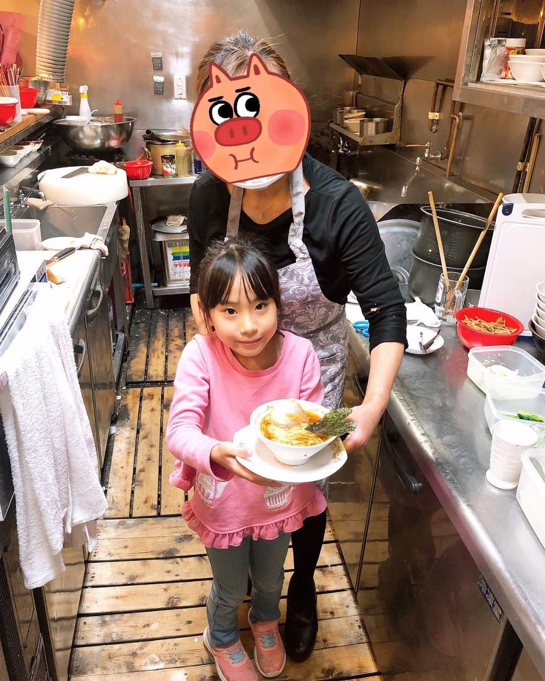 みきママさんのインスタグラム写真 - (みきママInstagram)「【実家のラーメン屋さんで晩御飯です！！】  子供たちが「やっちゃん(母)のラーメンが食べたい」と言うので、実家に行きました🚃🚃🚃  母「やっちゃんが作ったジンジャエール飲んでごらん！」ジュースがどんどん出てきます。ラーメン食べれなくなっちゃうからやめてください。  れんちび「レバーをうま。」ってさ。苦手なレバーでも母のレバーだとよく食べるんだよね。レバーがふわふわなんです。  母、杏ちゃんにミニラーメンを作ってくれました🍜  杏ちゃん「おいしすぎ。」って汁まできれいに飲み干しました。  餃子や青椒肉絲もめちゃ美味しくてビールも進みました〜🍺帰りの電車はみんな爆睡でした😴😴😴  ごちそうさまでした🙇‍♀️🙇‍♀️🙇‍♀️  #みきママ　#実家　#ラーメン屋　#龍太郎　#ラーメン」11月14日 22時57分 - mikimama_official