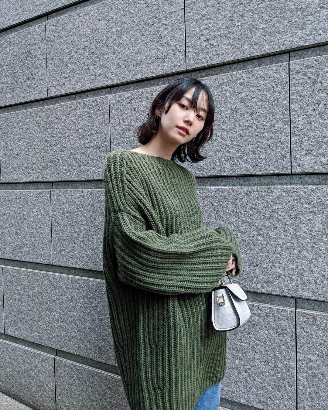 Shiho Sasakiのインスタグラム：「ニット１枚で出歩くのが心地良い季節🍁 カーキにデニムって好き👖 ざっくりとした編地が可愛いニット🧶 少し長めのチュニック丈なので 168cmの私でもヒップがすっぽり隠れる着丈です✨ 広めのネックと、ドロップショルダーが華奢なシルエットに見せてくれます🙆‍♀️」