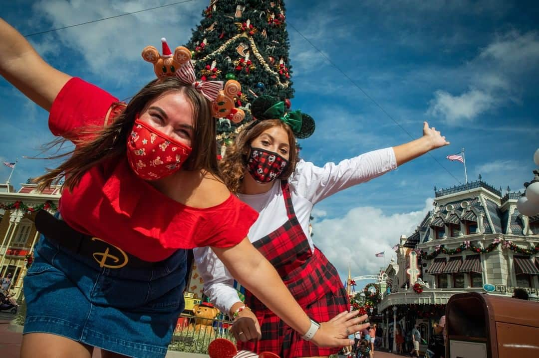 Walt Disney Worldさんのインスタグラム写真 - (Walt Disney WorldInstagram)「From merry decorations to guests dressed in holiday-inspired outfits, the spirit of the season is in the air around Magic Kingdom Park! 🎄#DisneyHolidayMoments #DisneyMagicMoments ✨」11月14日 23時00分 - waltdisneyworld