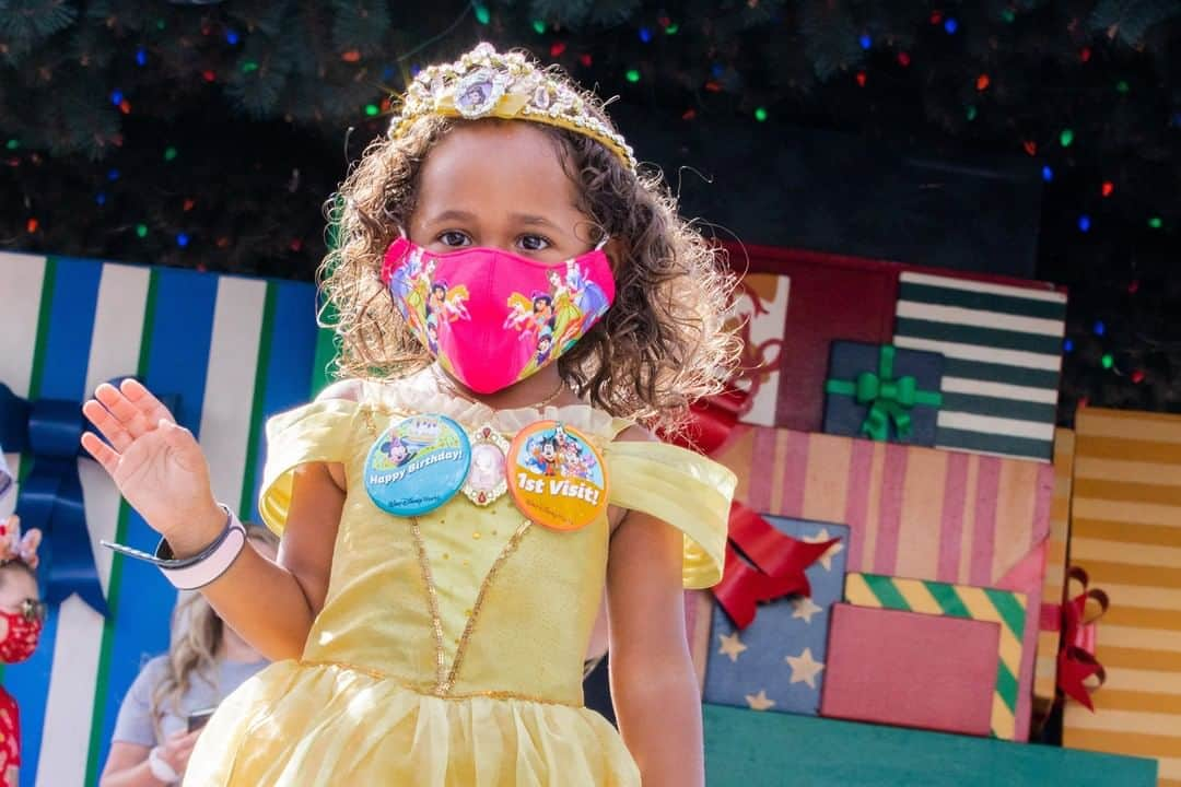 Walt Disney Worldさんのインスタグラム写真 - (Walt Disney WorldInstagram)「From merry decorations to guests dressed in holiday-inspired outfits, the spirit of the season is in the air around Magic Kingdom Park! 🎄#DisneyHolidayMoments #DisneyMagicMoments ✨」11月14日 23時00分 - waltdisneyworld