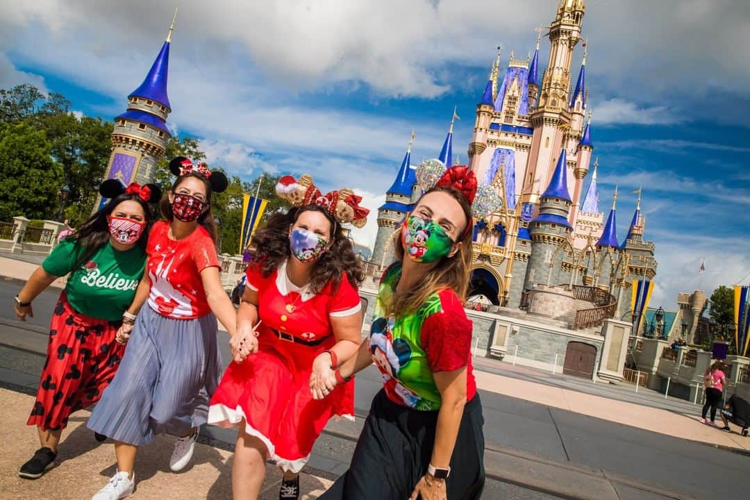 Walt Disney Worldのインスタグラム：「From merry decorations to guests dressed in holiday-inspired outfits, the spirit of the season is in the air around Magic Kingdom Park! 🎄#DisneyHolidayMoments #DisneyMagicMoments ✨」