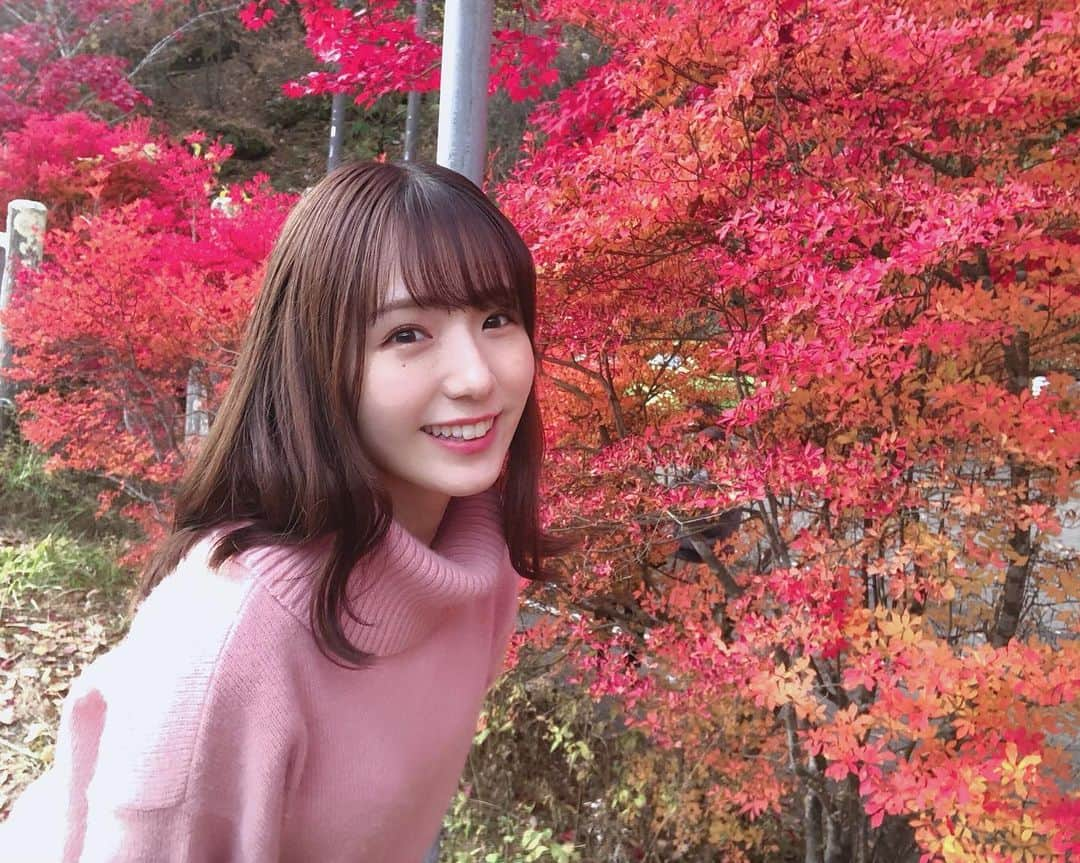 栗田麻理のインスタグラム：「. 紅葉狩りに行ってきました🍁 こんなに真っ赤な紅葉をタイミング良く見ることができて嬉しかったです☺️✨  空気も良くてリフレッシュできました◡̈ #日光旅行 #日塩もみじライン #紅葉狩り #日光紅葉」