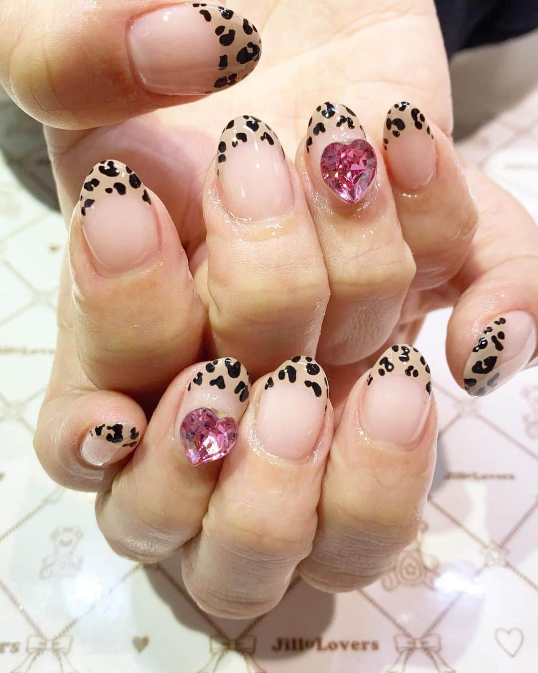 mamijinguのインスタグラム：「枠だけレオパード🐆  #jillandlovers #nail #nailart #paragel #gelneil#gel #ネイル #ネイルアート #me #look #love #かわいい」