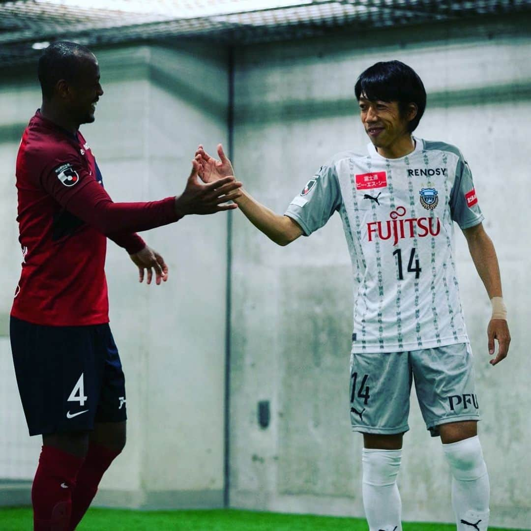 中村憲剛さんのインスタグラム写真 - (中村憲剛Instagram)「:﻿ アウェイ鹿島戦﻿ ﻿ まず、今日の試合を開催するために動いてくださった全ての関係者のみなさん、ご尽力いただきありがとうございました。﻿ また、永戸選手の早期回復を願ってますし、拡大しないことを祈っています。﻿ ﻿ フロンターレのサポーターのみなさんも久しぶりのアウェイでしたが、このような状況にも関わらずたくさんの方が足を運んでくれたこと感謝しています。﻿ アウェイ席に並ぶ青黒の光景、そしてみなさんの応援はとても心強かったです。﻿ 重ねてありがとうございました。﻿ ﻿ 先制しただけに勝ち切りたい試合でしたが、悔しい引き分けになりました。ただ、みんなで頑張って掴んだ勝ち点1をネガティブに捉えずに次の試合にのぞみたいと思います。﻿ ﻿ ケンゴ﻿ ﻿ p.s 鹿島アントラーズのサポーターのみなさん、交代時そして終了後の挨拶に拍手で返していただきありがとうございました。﻿ 2005年にJ1に上がってからの約15年間、常に鹿島スタジアムでのゲームはどんな時でも真正面からぶつかり合う「闘い」でした。﻿ 「鹿島スタジアムで鹿島に勝つ」﻿ それが当時昇格したてのフロンターレにとっては大きな目標でした。﻿ そこから優勝争いをするようになったフロンターレに常に立ち塞がってきたのが鹿島でした。﻿ 「鹿島を超える」﻿ そこに毎年チャレンジすることは本当に楽しかったし、選手として成長することができました。﻿ 本来なら挨拶に行くのはいけないことだったかもしれませんが、リーグ戦で当たるのは今日が最後なので、最後に感謝の気持ちを伝えたかったので挨拶させていただきました。﻿ 拍手で返していただきありがとうございました。」11月14日 23時04分 - kengo19801031