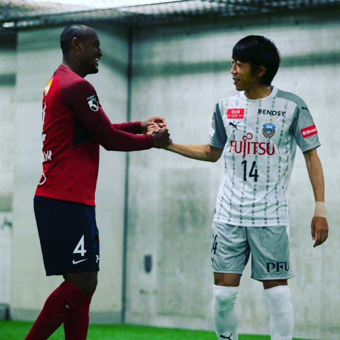 中村憲剛さんのインスタグラム写真 - (中村憲剛Instagram)「:﻿ アウェイ鹿島戦﻿ ﻿ まず、今日の試合を開催するために動いてくださった全ての関係者のみなさん、ご尽力いただきありがとうございました。﻿ また、永戸選手の早期回復を願ってますし、拡大しないことを祈っています。﻿ ﻿ フロンターレのサポーターのみなさんも久しぶりのアウェイでしたが、このような状況にも関わらずたくさんの方が足を運んでくれたこと感謝しています。﻿ アウェイ席に並ぶ青黒の光景、そしてみなさんの応援はとても心強かったです。﻿ 重ねてありがとうございました。﻿ ﻿ 先制しただけに勝ち切りたい試合でしたが、悔しい引き分けになりました。ただ、みんなで頑張って掴んだ勝ち点1をネガティブに捉えずに次の試合にのぞみたいと思います。﻿ ﻿ ケンゴ﻿ ﻿ p.s 鹿島アントラーズのサポーターのみなさん、交代時そして終了後の挨拶に拍手で返していただきありがとうございました。﻿ 2005年にJ1に上がってからの約15年間、常に鹿島スタジアムでのゲームはどんな時でも真正面からぶつかり合う「闘い」でした。﻿ 「鹿島スタジアムで鹿島に勝つ」﻿ それが当時昇格したてのフロンターレにとっては大きな目標でした。﻿ そこから優勝争いをするようになったフロンターレに常に立ち塞がってきたのが鹿島でした。﻿ 「鹿島を超える」﻿ そこに毎年チャレンジすることは本当に楽しかったし、選手として成長することができました。﻿ 本来なら挨拶に行くのはいけないことだったかもしれませんが、リーグ戦で当たるのは今日が最後なので、最後に感謝の気持ちを伝えたかったので挨拶させていただきました。﻿ 拍手で返していただきありがとうございました。」11月14日 23時04分 - kengo19801031