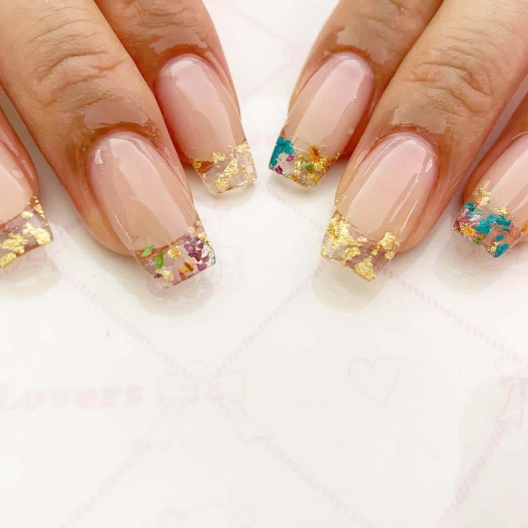 mamijinguのインスタグラム：「ドライフラワーフレンチ💐  #jillandlovers #nail #nailart #paragel #gelneil#gel #ネイル #ネイルアート #me #look #love #かわいい」
