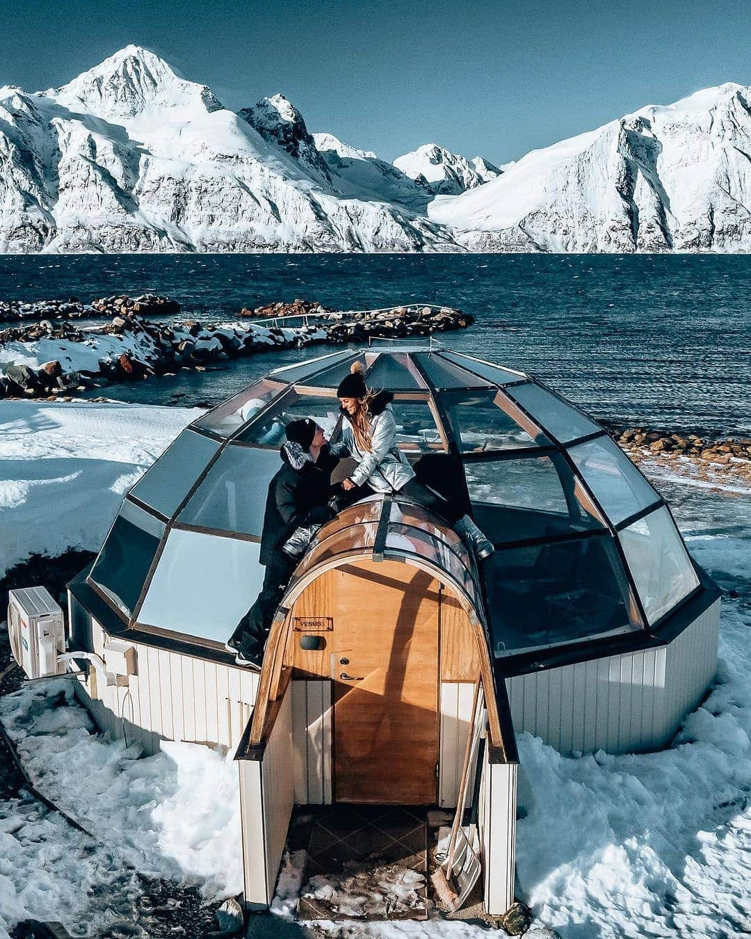 BEAUTIFUL HOTELSさんのインスタグラム写真 - (BEAUTIFUL HOTELSInstagram)「Aren't glass igloos perfect for panoramic views of winter? ❄️ Don't you worry, the cold won't bother you in their temperature-controlled rooms. 😉 This space has a kitchen too for whenever you want to snack in as you watch the playful Norwegian skies. 💫  What else can you ask for?  Once the sun comes up, you'll surely have an extraordinary time skiing and snowshoeing with the alps as the background too! ⛷️  Would you love to stay in a glass igloo for winter? ⛄️   📸 @kenxtori 📍 @lyngennorth, Norway」11月14日 23時06分 - beautifulhotels