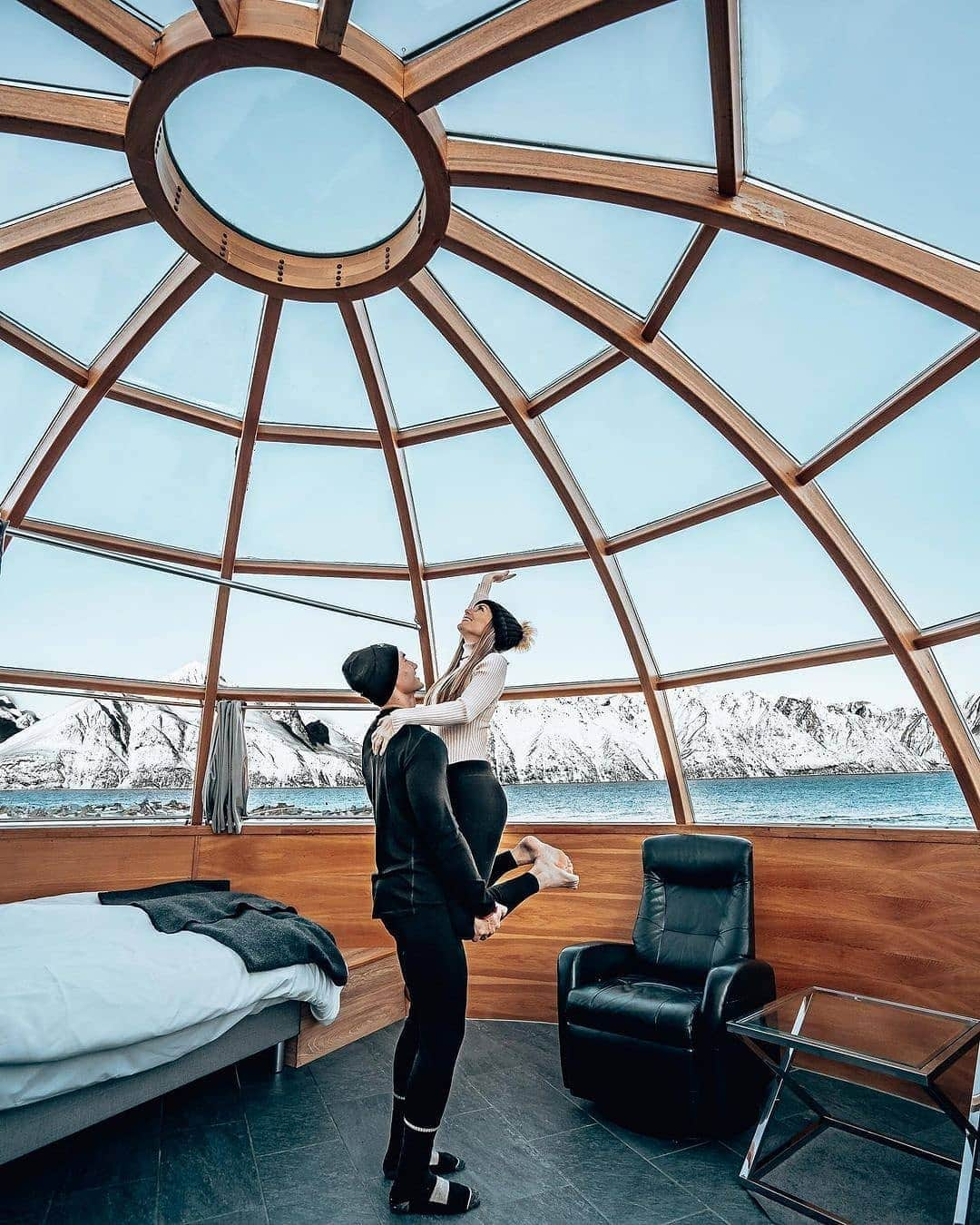 BEAUTIFUL HOTELSさんのインスタグラム写真 - (BEAUTIFUL HOTELSInstagram)「Aren't glass igloos perfect for panoramic views of winter? ❄️ Don't you worry, the cold won't bother you in their temperature-controlled rooms. 😉 This space has a kitchen too for whenever you want to snack in as you watch the playful Norwegian skies. 💫  What else can you ask for?  Once the sun comes up, you'll surely have an extraordinary time skiing and snowshoeing with the alps as the background too! ⛷️  Would you love to stay in a glass igloo for winter? ⛄️   📸 @kenxtori 📍 @lyngennorth, Norway」11月14日 23時06分 - beautifulhotels