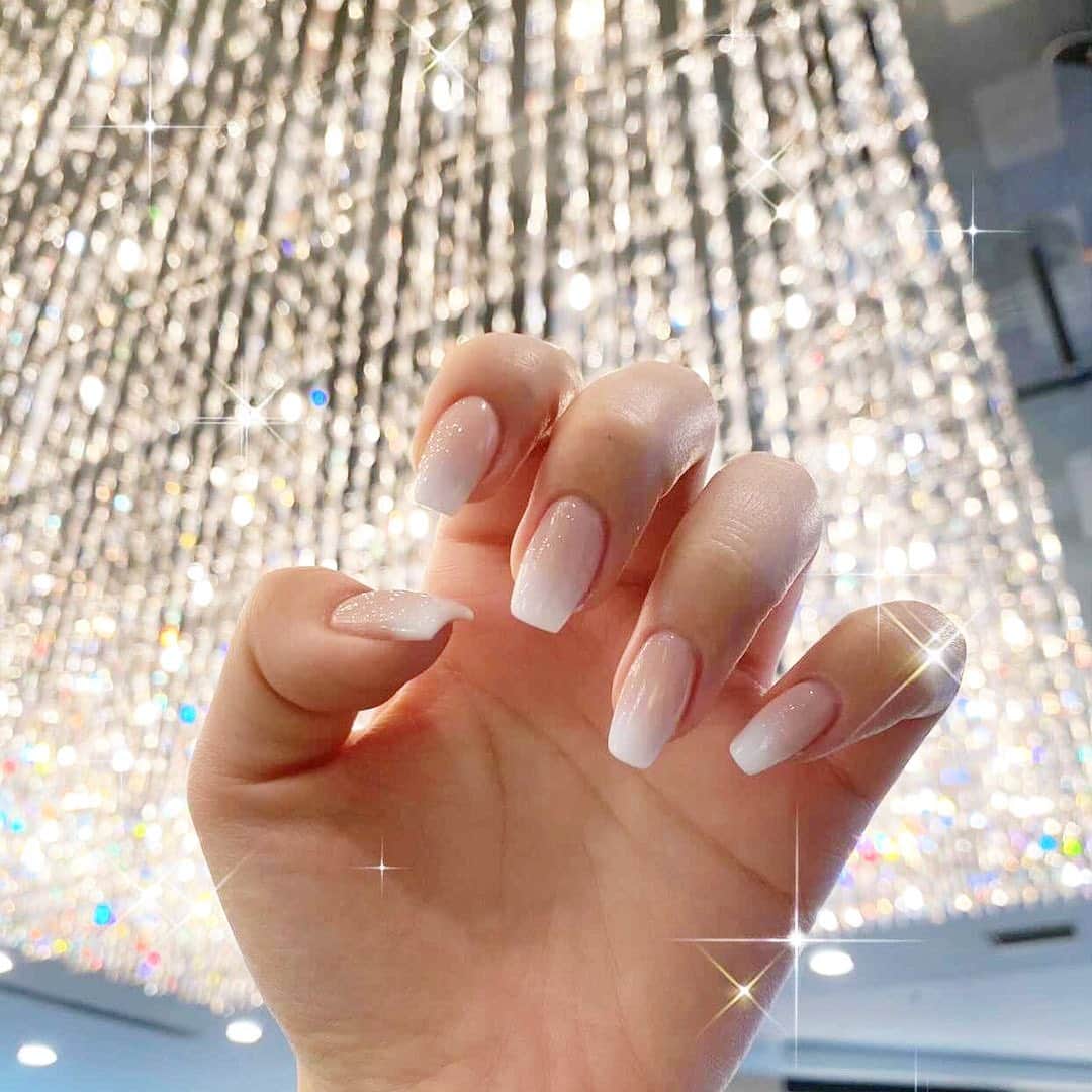 mamijinguのインスタグラム：「素敵なお写真を頂いた✨ サロン終わって帰ってからこんな楽しみ方をしてもらえる仕事ってなかなか無いよね🧸  肝心なのは時短も大事だけどその方のその後の時間なんだよね⏰  ジェルベースにエアーブラシで作るグラデって定着しないからなかなか難しいんだけどこのやり方なら白も黄ばまずキレイにできるよ❣️ 👇 https://youtu.be/bLAdRjrywkA  #jillandlovers #nail #nailart #paragel #gelneil#gel #ネイル #ネイルアート #me #look #love #かわいい」