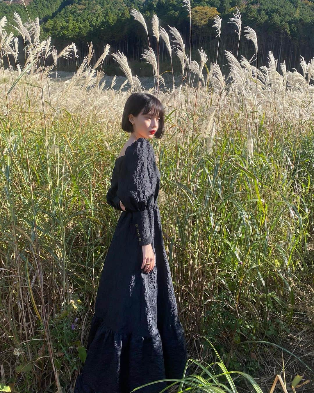 川島レイチェルさんのインスタグラム写真 - (川島レイチェルInstagram)「@sheer_com 🖤   AIRY DRESS  たまにはこのくらい思い切り甘いのも 良いかなと作った愛おしいドレス💋  ふんわりとしたパフとフレアスカートからは 想像できないくらい繊細で軽い生地、 本当に可愛いのに心地良いんです。ぜひ🤍  11/13 FRI 21:00 LAUNCHD 🌾」11月14日 23時09分 - _rachel1001