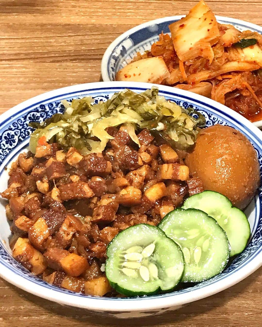 Li Tian の雑貨屋のインスタグラム：「Ideal candidate for supper 🐷   Not the cheapest lu rou fan at $9 but a brimming bowl of fatty and lean meat on short grain rice can be hard to resist  • • • • #sgeats #singapore #local #delicious #food #igsg #sgig #exploresingapore #eat #sgfoodies #gourmet #yummy #yum #sgfood #foodsg #burpple #beautifulcuisines #bonappetit #instagood  #eatlocal #delicious #sgrestaurant #taiwanfood #滷肉飯 #chinese」