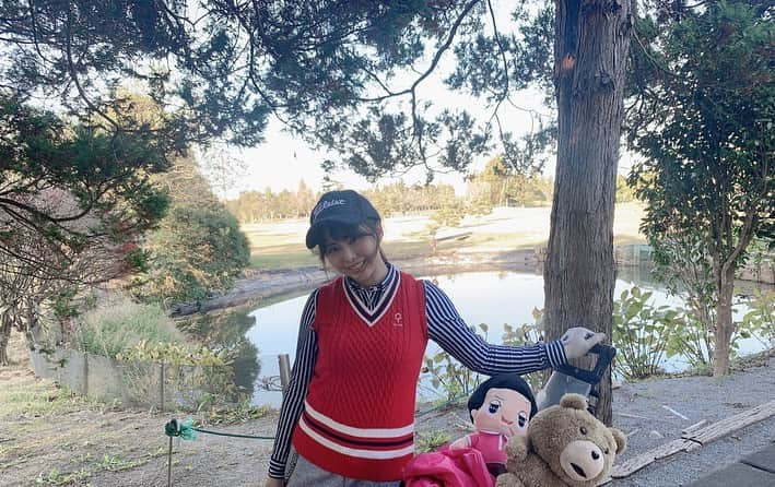 松村香織さんのインスタグラム写真 - (松村香織Instagram)「久しぶりのゴルフ⛳　  手引きカートで ショートコースを ぐるぐるしたー  @gorurun_ の 赤ベストお気に入り❤  ごるらんの冬のウェア 可愛いの沢山ありすぎる件  らんらんゴルフ行こー  @xxsuzuranxx   ってここで 連絡してみた🤣  #ゴルフ #ゴルフ女子 #ゴルフウェア #ゴルフコーデ」11月14日 23時10分 - kaotan_0117