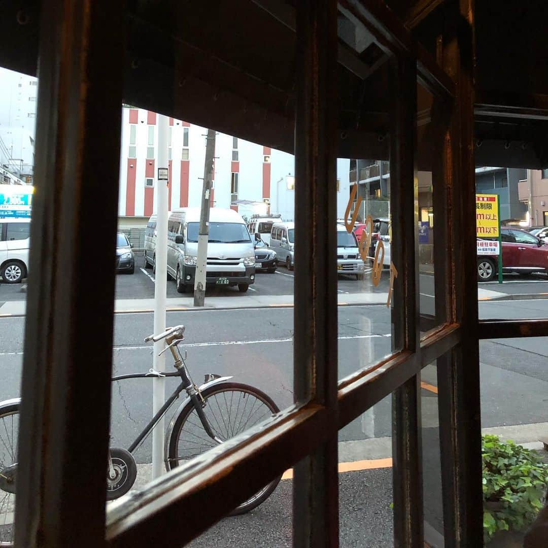能町みね子さんのインスタグラム写真 - (能町みね子Instagram)「#喫茶メモ 麻布北新門前町 トグ/ ぱっと見地味だけど、よく見るとめちゃくちゃかっこいいアーバンでシャープな喫茶店。そもそも建物がかっこいい。トグって何かと思ったら看板に「研」。「研ぐ」ってことなんですね。オシャレ。バーの雰囲気もあるけど夜はやってません。」11月14日 23時10分 - nmcmnc