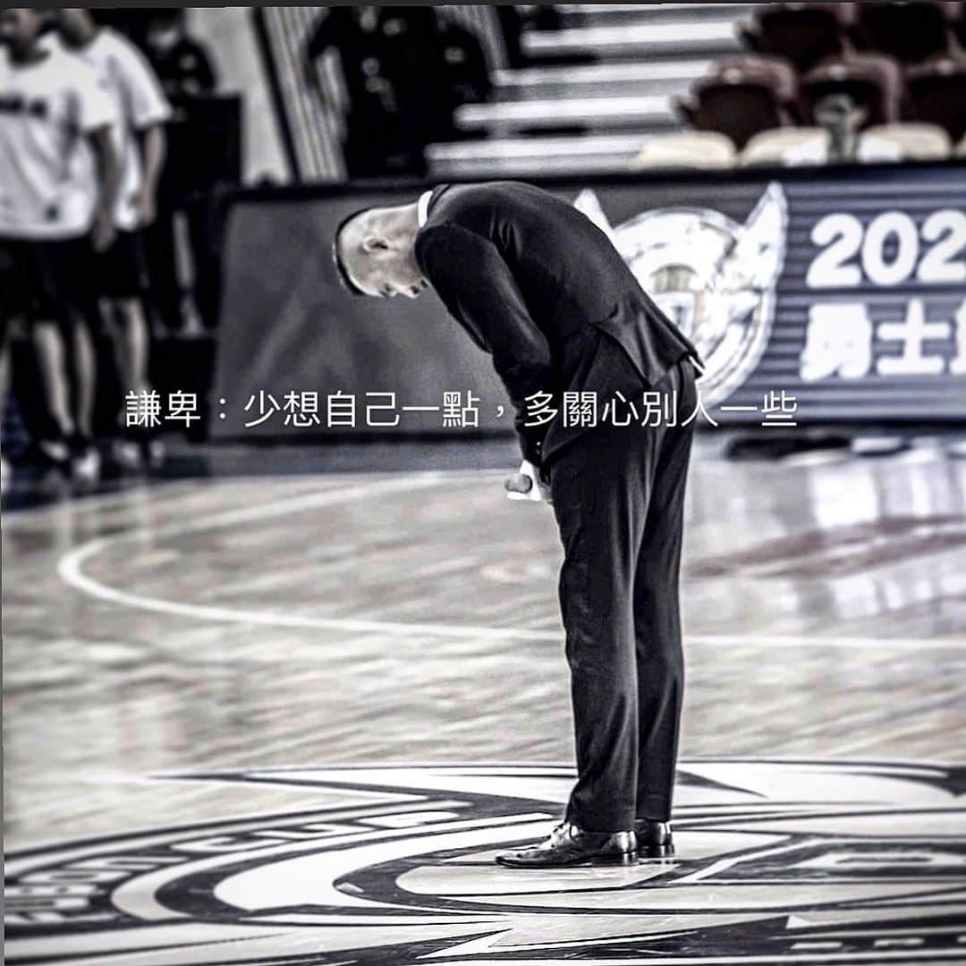 陳建州さんのインスタグラム写真 - (陳建州Instagram)「謙卑是一種藝術，無私地為他人著想、服務、隨時表達感恩並且順從天父的旨意。謙卑是虛心受教。謙卑是驕傲的反面。謙卑的人把他們的苦難轉變成好的行為。 Basketball never stops」11月14日 23時12分 - blackielovelife