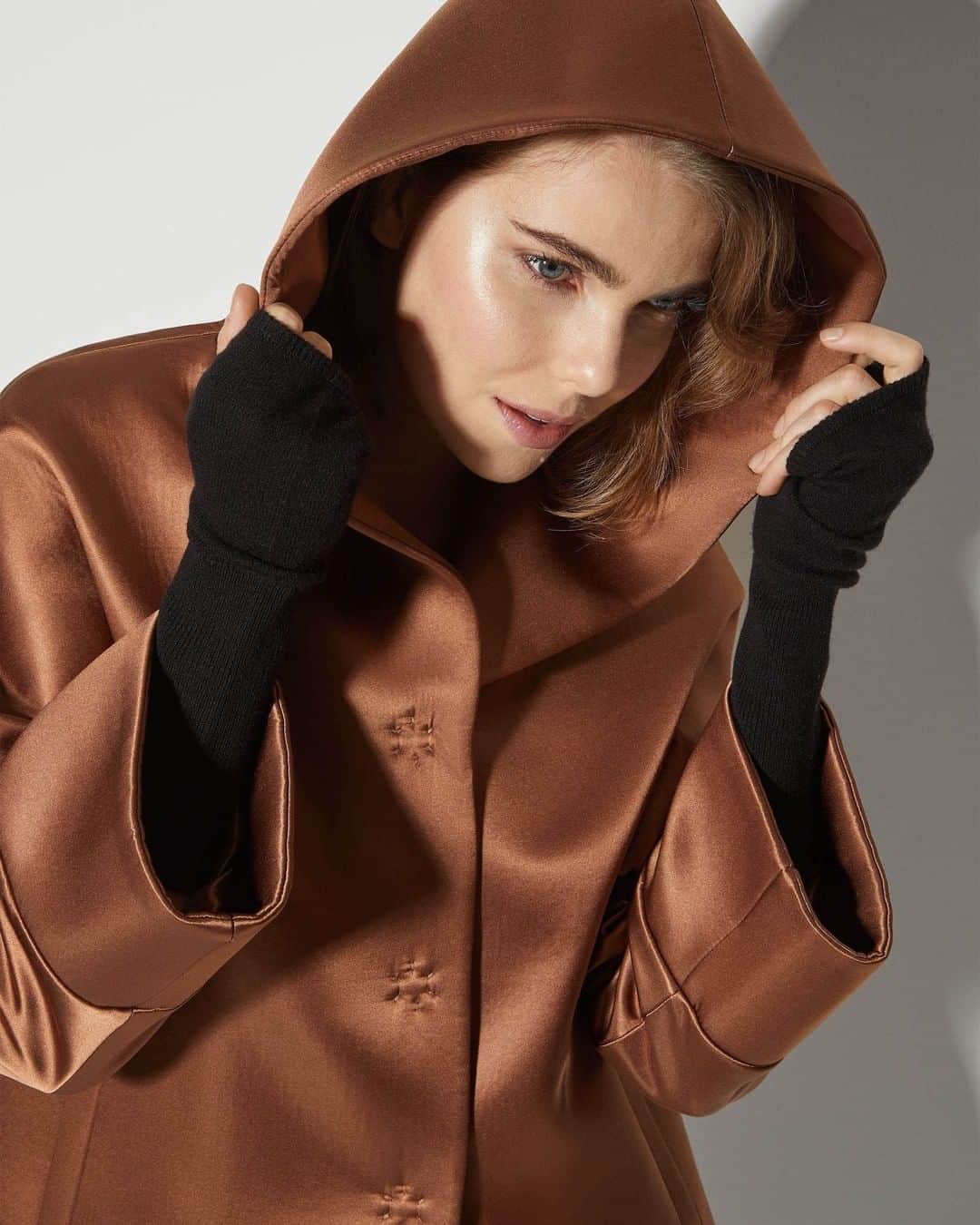 シンツィアロッカのインスタグラム：「LIMITED EDITION #1: The Bronze Silk Jacket Available only at bit.ly/CR-LMTD1 Sophisticated, sporty, and classy, 100% silk. As simple as bright.」