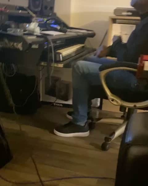 Emeli Sandéのインスタグラム：「Vibing with @djbooker_t last week for the release of his #MoreOfYou remixes ❣️🌴 Get them now in my highlights! @stonebwoyb @nanarogues」
