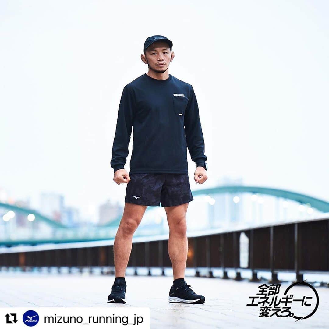 のインスタグラム：「MIZUNO 全部エネルギーに変えろ。   #Repost @mizuno_running_jp with @make_repost ・・・ .  MIZUNO ENERZY Impressions  Vol.6  ＜ 宇野薫｜ WAVE RIDER 24 SW＞  ”真っ先に感じたのはクッション性の良さと優れた安定性で、スーパーワイドのラスト（木型）は窮屈感が全くなく、踵周囲のフィットが秀逸です。”    総合格闘家、UNO DOJOヘッドトレーナー、  ONEHUNDRED ATHLETICディレクターでもある宇野薫選手。    そんな彼を虜にしたWAVE RIDER 24  https://www.mizuno.jp/running/waverider/?ad=rnig20ENERZY20201104  #WAVERIDER #MIZUNO #ミズノ #MIZUNORUNNING #ミズノランニング #MIZUNOENERZY #ミズノエナジー #全部エネルギーに変えろ」