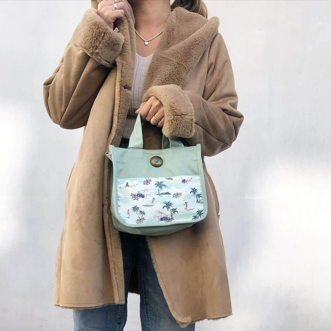 ラレイアのインスタグラム：「🌴 3days限定✨ La Leiaのフェイクムートンコートが¥6,900→¥5,400でGETできちゃいます✌️💕 ・ ふわふわであったかい毎年人気のムートンコート☺️🧡 ぜひgetしてください❤︎ ・ ・ ・ @laleia_official  #hawaii#aloha#surf#beach#laleia#フォトジェニック#インスタ映え#インスタ女子#アロハ#ビーチ#楽天スーパーセール#ラレイア#楽天#ビーチガール#サーフスタイル#大人カジュア#冬#冬コーデ#冬ファッション#コート#ファーコート#ムートンコート#アウター」