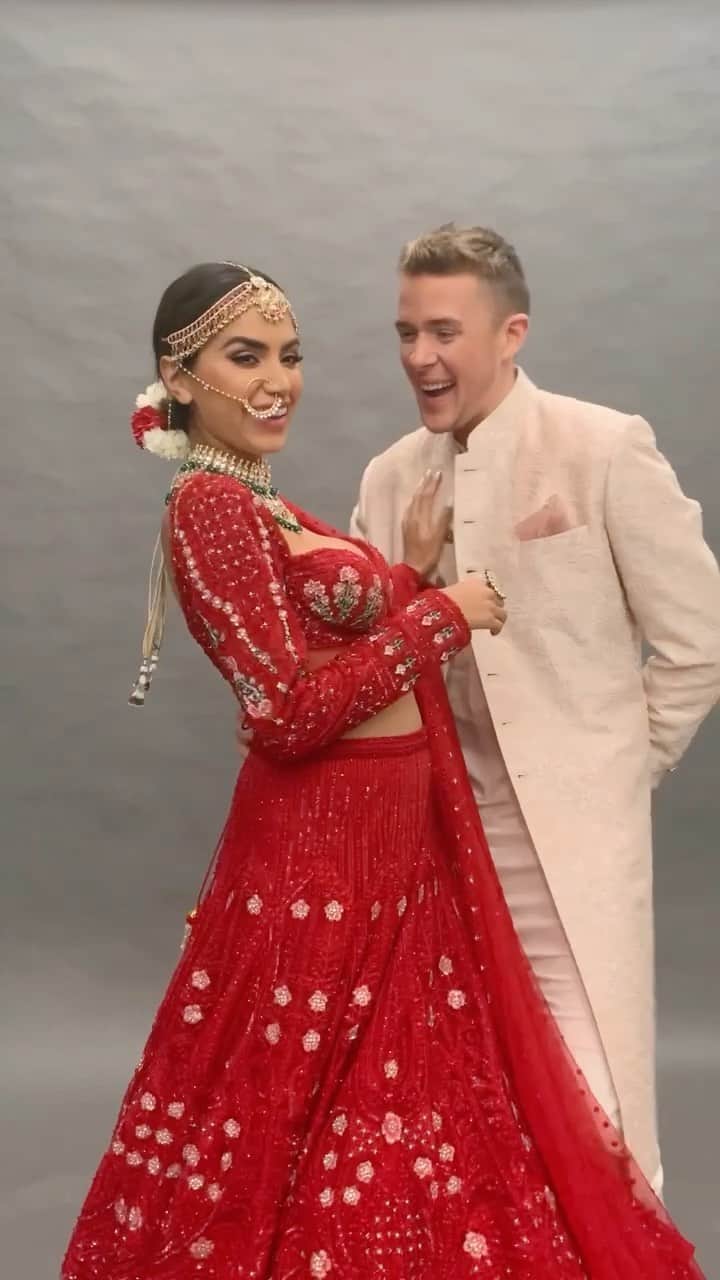 Diipa Büller-Khoslaのインスタグラム：「Flip the switch, Diwali edition 😜🪔 @olegbuller」
