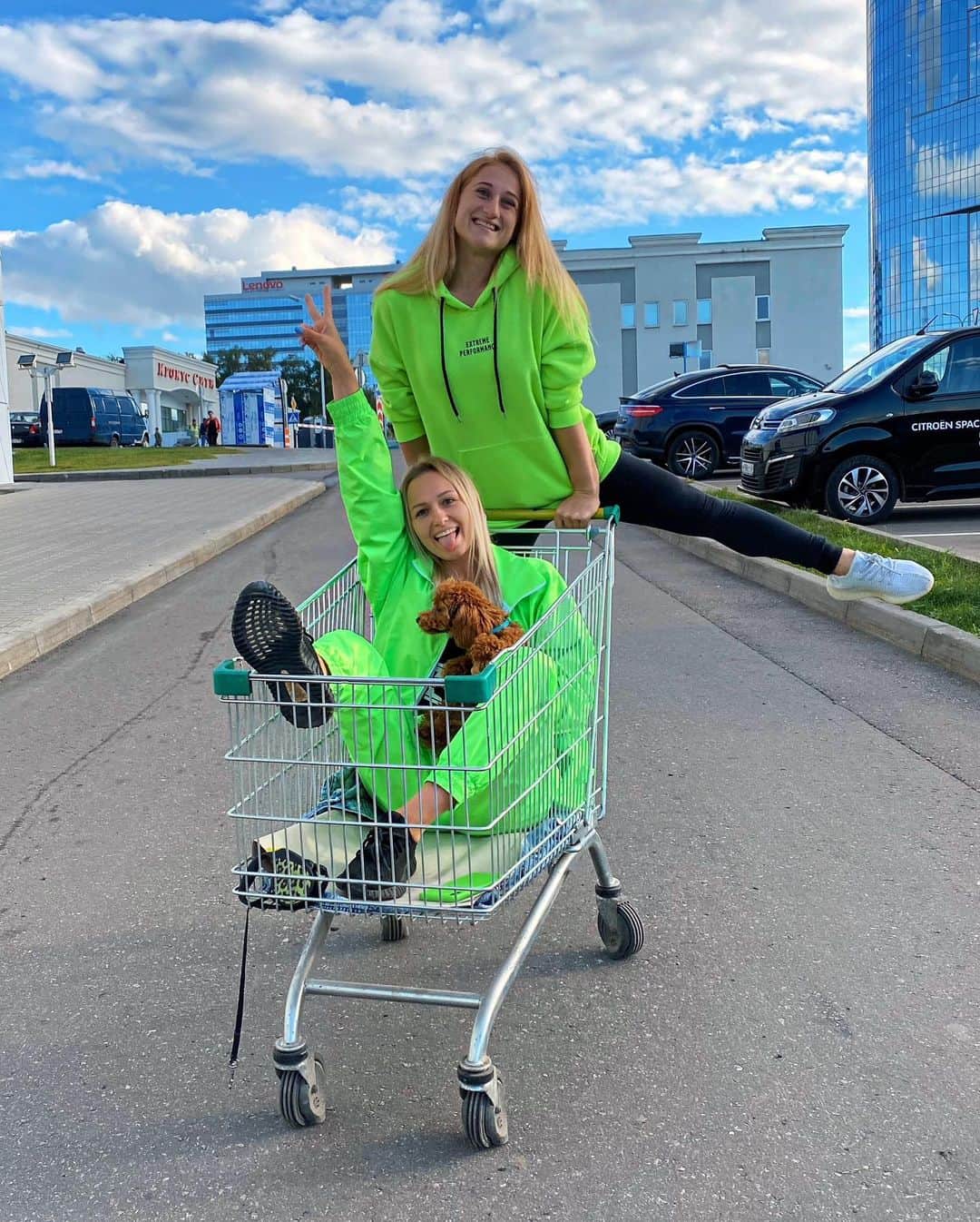 ダリア・スピリドーノワのインスタグラム：「С нашим днём дружбы @liliakhaimova ✨ Сегодня уже  6 лет 🥂 Как быстро летит время🙈 Цените и любите своих друзей 💚 Какая фотка круче 👇」