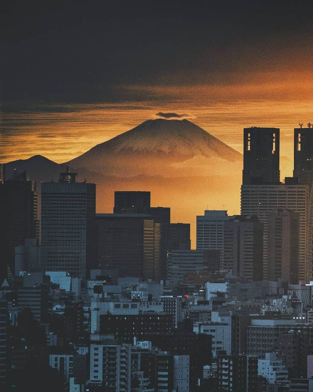 Berlin Tokyoのインスタグラム：「Just because you don’t see it straightaway, doesn’t mean it’s not there. Keep believing and wait for the right time - magical things are coming your way. . . On the last day of my stay in Tokyo last time, unfortunately the weather was cloudy and I couldn't see Mt. Fuji clearly. But just before the sun went down, the clouds were clear and Mt. Fuji appeared. It was really amazing moment. . This year has been a tough one, but let's hope that next year is going to be great. . . #hellofrom , Tokyo, #japan」