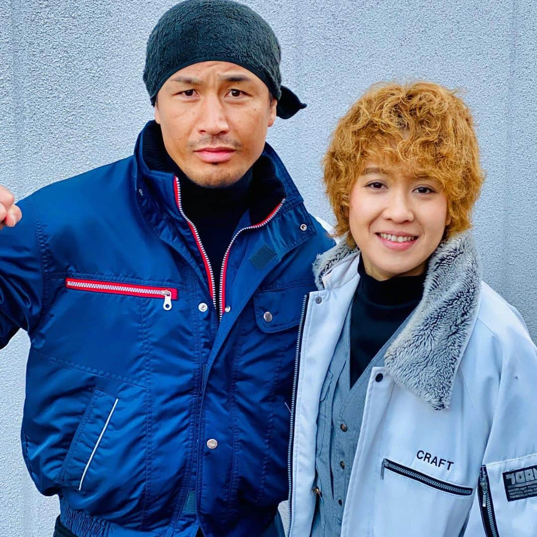 渚さんのインスタグラム写真 - (渚Instagram)「『大改造‼︎劇的ビフォーアフター』  「弟子の魔裟斗」と「親方の渚」として、ビフォーアフターに出させてもらって五回目になる  最初にこの師弟関係で出させてもらった時、親方の渚が魔裟斗を作業で使いまくった結果  「あの魔裟斗さんをこき使うな」ってお声をちらほら頂いた  職人の経験値で言うと、渚親方の方が経験があるからその声はちょっと置いといて、二回目も親方として弟子の魔裟斗を使いまくった  三回目からは「魔裟斗さんを使うな」って声はぱったりなくなって「この師弟関係良い」の声が多くなった  ほんで、三回目辺りから何となく気付いてたけど、魔裟斗の作業の腕が上がってきた 回を重ねる毎に、渚親方にぐんぐん近付いてきてた  作業に慣れてきたってのもあるし、今回も前回より効率良く作業してた そして、魔裟斗解体パワーは今回もエグヤバかったで  あと、今回行かせてもらったお家の、家族の絆、人間の温かいとこようけ一杯感じさせてもらった ほんでやっぱり今回も、匠の技と匠の個性的なキャラにもビビらされてん  時間合う人たち、そんな所も楽しみながら、みてみて  # 明日11月15日 テレビ朝日さん 18:30～20:56放送  大改造‼︎劇的ビフォーアフター 築80年…祖父母から受け継ぐ 「脱衣所がない家」  ほんでから 私が職人として軽天屋さんをやってたのは、もうむちゃくちゃ前になるし少しの期間やねんけど、その頃と今とではだいぶ状況も変わってるとは思うけど  職人さんって怖いイメージ持たれがちやけど、ほんまはシャイで優しい人らも多いってのも知ってるし、難しい作業の時は周りの人たち仲間が助けてくれるっても知ってる  職人さんになりたてやったり、10代20代で今一生懸命頑張ってる職人さんたち、ほんで女性の職人さん、体格とかパワーの差感じる瞬間があるかもしれんけど、技術でその分カバー出来たり効率良く作業する事でフォロー出来たりする事もあると思うから、負けずに悩み過ぎず今まで通り、ケガだけはせんように気を付けて、頑張ってな  最後に 当時の職人渚あるあるやねんけど  今たぶん現場では禁止されてるとこがほとんどやと思うねんけど、当時はラジオ聴きながら作業出来て、その時流行ってる曲が流れたり季節によって流れる曲も変わってくるねんけど、この季節になると冬の歌、クリスマスが近付くと色んなクリスマスソングがめちゃめちゃ流れるねん  そのクリスマスソングの中で、マライアキャリーさんの恋人たちのクリスマスが流れたら  その一瞬だけ作業が凄いはかどって、重たい物がグッと持てて、その時だけビスがめちゃめちゃ早く打ててたわ  リズムと音がそうさしてたんやと思う  【当時の職人渚あるある、冬に作業がはかどる曲は、マライアキャリーさんの恋人たちのクリスマス】  明日時間合う人たち 魔裟斗さんとのビフォーアフター、是非みて下さい  #明日もご安全に」11月14日 23時30分 - nagisainter