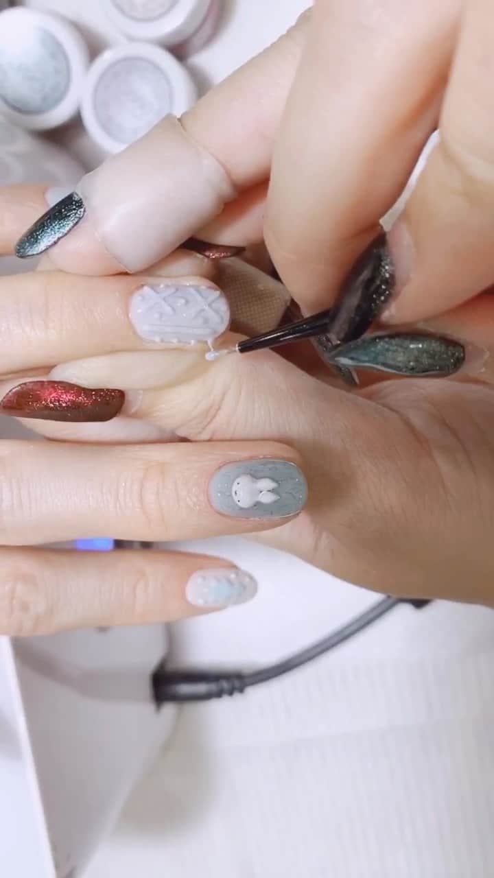 なかやまちえこのインスタグラム：「Instagram  Live  LOG⑦⠀ ⠀ ニットネイル続き。⠀ knit nails🧶⠀ ⠀  PREGEL・Betty gel・きまぐれキャット・PREANFA・PREXY商品は、⠀ ⠀ ネイリストの方は↓ ⠀ プリモール @nail_premall ⠀ http://gelnailshop.com/ ⠀ キャンディポケット @candypocket_official ⠀ http://www.beautysupport.jp/sm/script_main/shoptop.php ⠀ ⠀ セルフの方は↓ ⠀ ジョイアート @joyartofficial ⠀ http://joyart.biz/ ⠀ にて購入頂けます☺️⠀ ⠀ #nail #nails #nailart #ネイル #美甲 #ネイルアート  #japanesenailart #manucure #japanesenails #manicurist #gelnails #أظافر #네일아트 #미용 #vẽmóng #ngườiđẹp  #เพ้นท์เล็บ #искусствоногтя #artedeuñas #เพ้นท์เล็บเจล #ジェルネイルデザイン #ネイルデザイン #senikuku #nagelkunst #ジェルオフ #プレパレーション @pregelofficial @kimagure_cat_whim @prexyofficial #ニットネイル #knitnails」