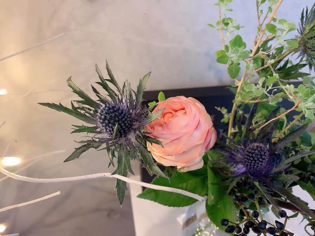 yurikaさんのインスタグラム写真 - (yurikaInstagram)「💙flowers🧡 * すごーく久しぶりにお花買ってきた✨今回は、ブルーのお花と実？に一目惚れして、それに合うようにバラを選んでみました🧡 自然のものでブルーってすっごく綺麗✨ぱっと目について即決めでした💙 バラも違う種類を２つ🌹 コーラル系のバラも色合いが絶妙で、淡いピンクのバラは咲くと内側がひらひらした花びらなんだって！咲くのが楽しみだな✨ * 今回も可愛い組み合わせ😚💕 やっぱり部屋にお花があると華やかになっていいわーー💙🧡 * * #flowers #roses  #エリンジューム #オリオン #エリンジュームオリオン #ビバーナムティナス #ビバーナム #ティナス #バラ #トロピカルレイン #アンジュリーク #ロマンティカ #アンジュリークロマンティカ」11月14日 23時37分 - yuri0813ka