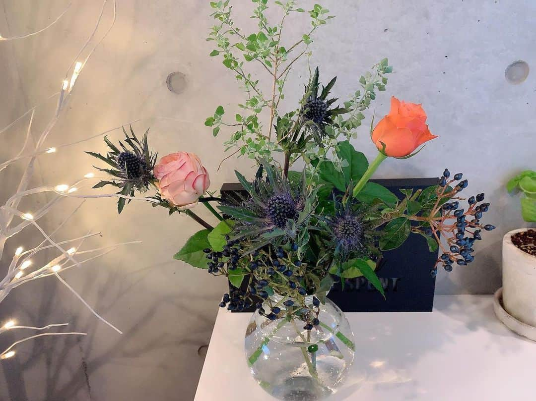 yurikaのインスタグラム：「💙flowers🧡 * すごーく久しぶりにお花買ってきた✨今回は、ブルーのお花と実？に一目惚れして、それに合うようにバラを選んでみました🧡 自然のものでブルーってすっごく綺麗✨ぱっと目について即決めでした💙 バラも違う種類を２つ🌹 コーラル系のバラも色合いが絶妙で、淡いピンクのバラは咲くと内側がひらひらした花びらなんだって！咲くのが楽しみだな✨ * 今回も可愛い組み合わせ😚💕 やっぱり部屋にお花があると華やかになっていいわーー💙🧡 * * #flowers #roses  #エリンジューム #オリオン #エリンジュームオリオン #ビバーナムティナス #ビバーナム #ティナス #バラ #トロピカルレイン #アンジュリーク #ロマンティカ #アンジュリークロマンティカ」