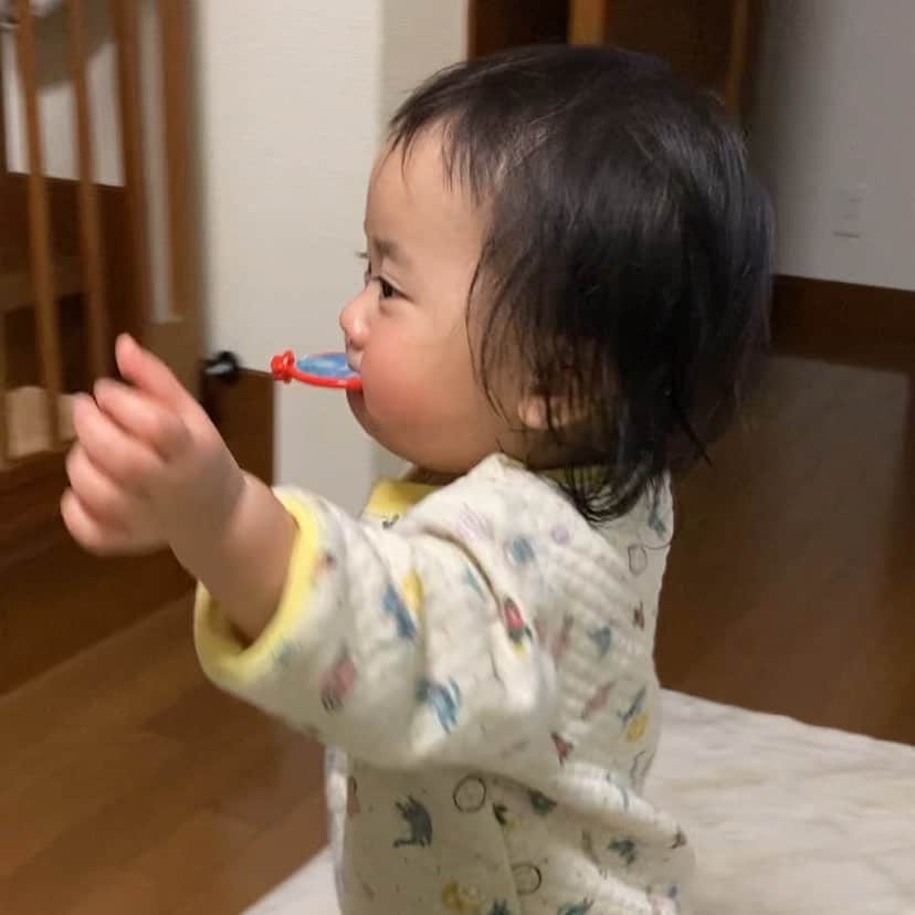 のインスタグラム：「我が子、初めて前髪切りました。ぱっつん気味ですが、本人は一切気づいてない模様。」