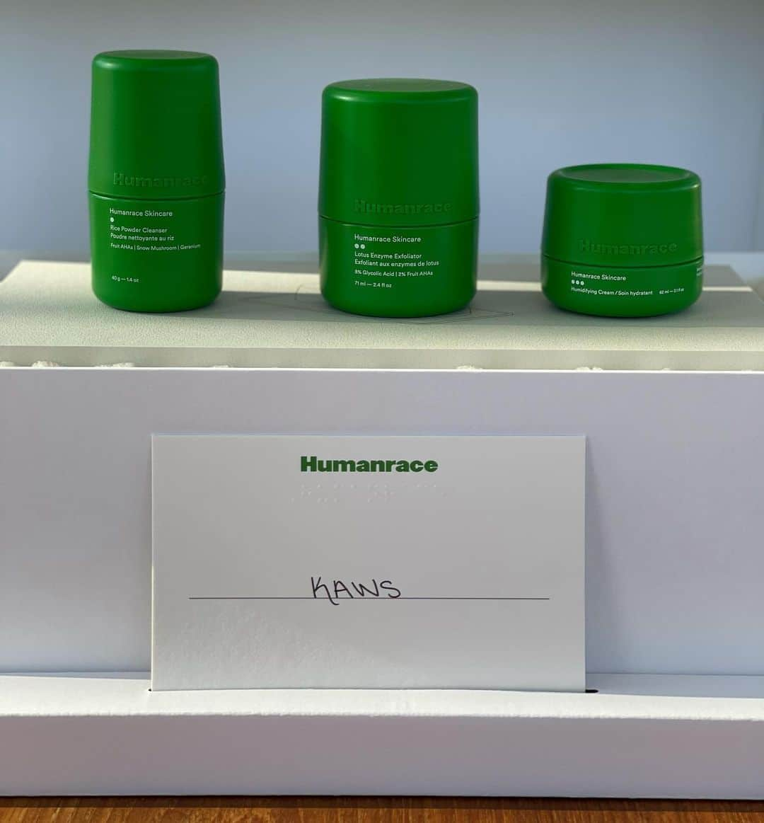 KAWSONEさんのインスタグラム写真 - (KAWSONEInstagram)「Congratulations @pharrell ! Happy to see you’re sharing your eternal youth formula with the rest of the world via your new skincare line @humanrace  Thank you! 🙏✌️ #Pharrell #Humanrace #skincare」11月14日 23時52分 - kaws