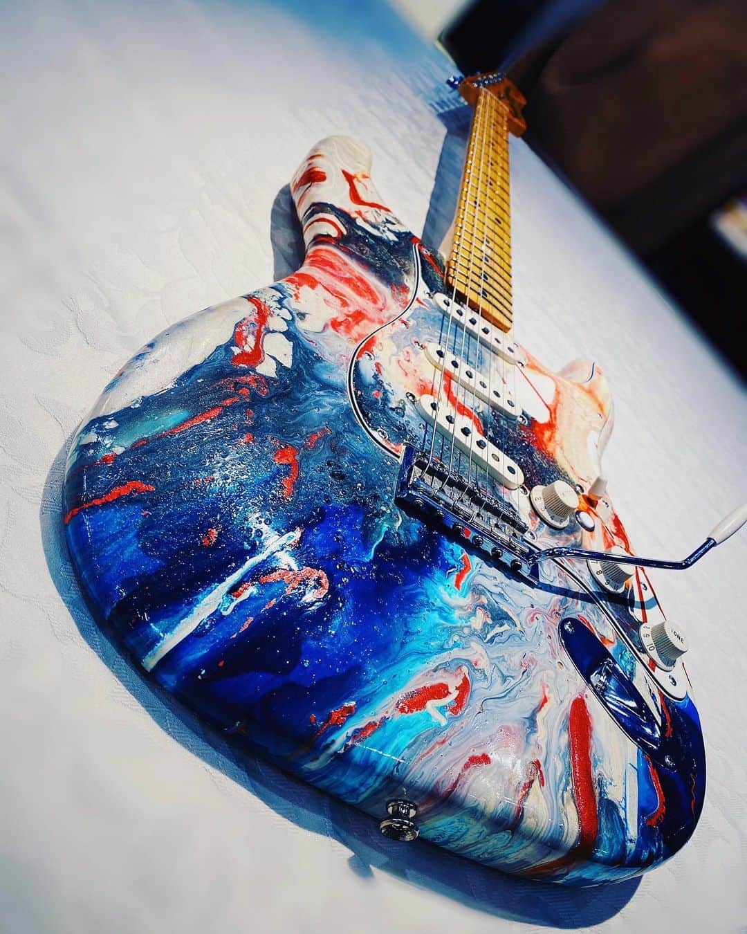 ヒロトさんのインスタグラム写真 - (ヒロトInstagram)「アップデートされた69ちゃんは名前何になるんだろう？  #guitar #69 #宝石 #絵画 #すぎやまたくや #fender #stratocaster」11月14日 23時48分 - hiroto_a9