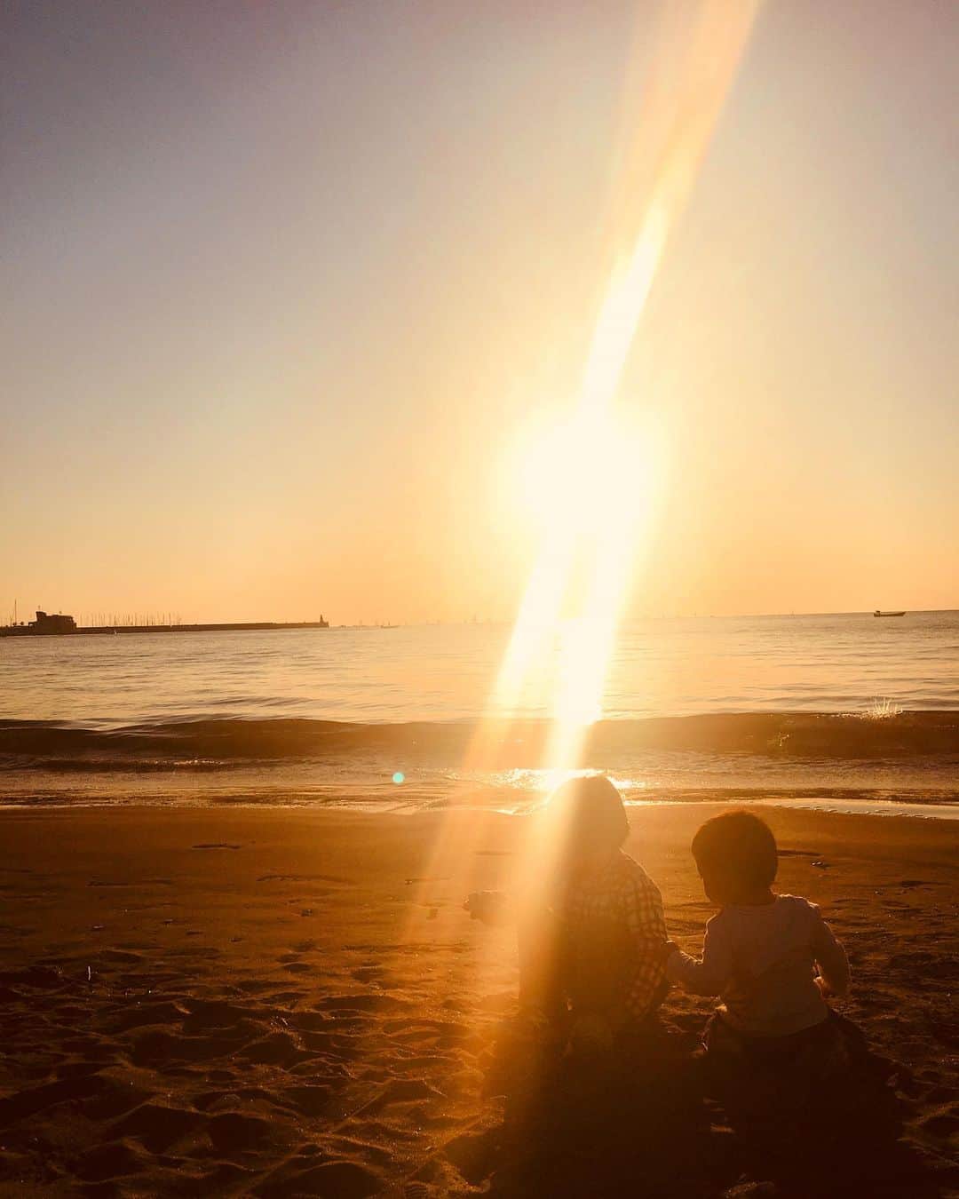 のインスタグラム：「週末は、逗子へ🌅 やっぱり近くに海がある生活って いいなぁ〜。  #weekend #familytime #逗子海岸  #sunsetlovers #sunset #海のある生活  #憧れるなぁ #兄弟 #夕陽と海と息子  #mamalife」