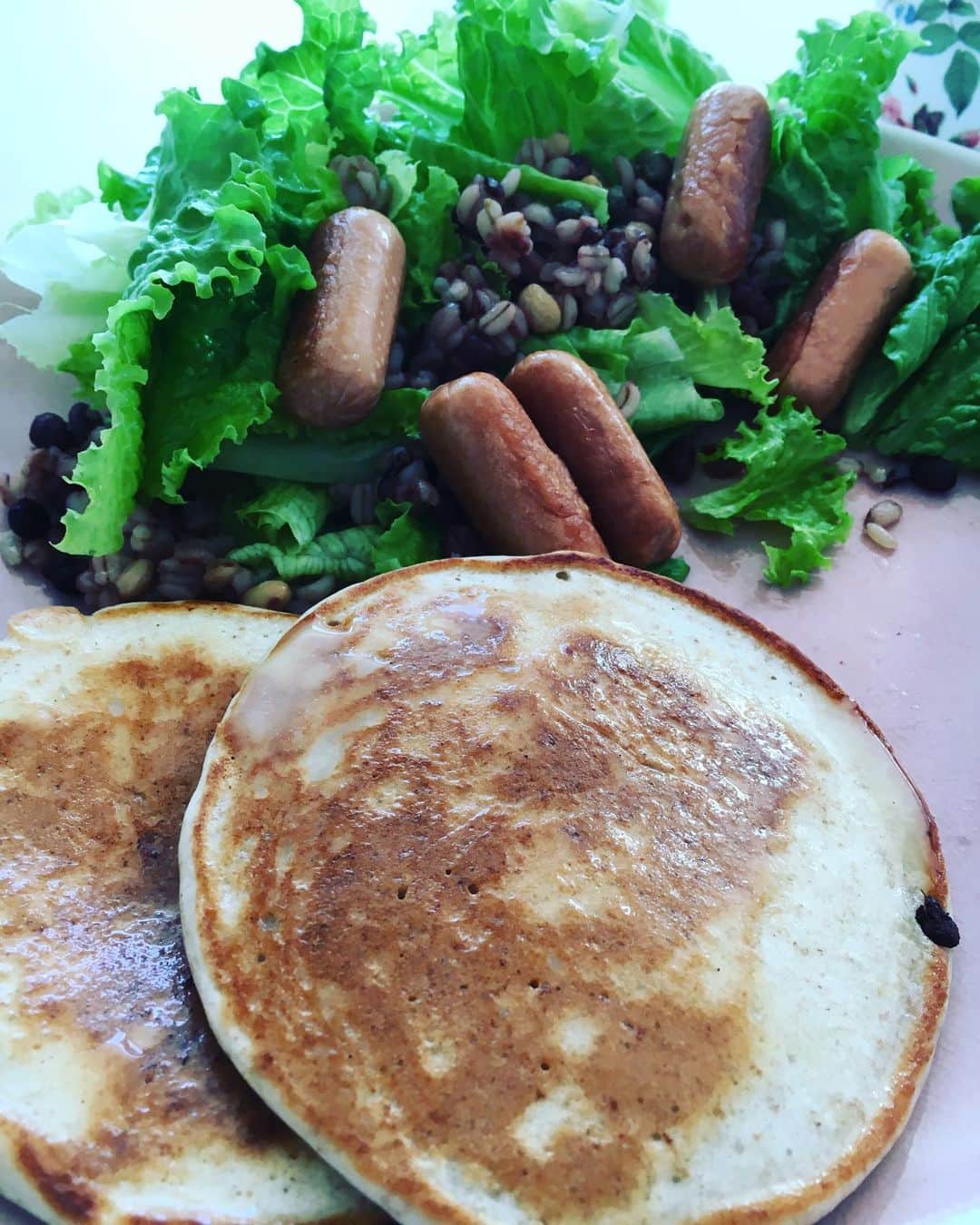 のインスタグラム：「昨日の朝ごはん🥞ベジでも食べ応えあります。#大豆ミート 蒸した雑穀やビーンズはKaldiで買えるよ。サラダに入れると一気に栄養プラス。お米を炊く時も最近はキノアを入れます。旨みアップ⤴️」