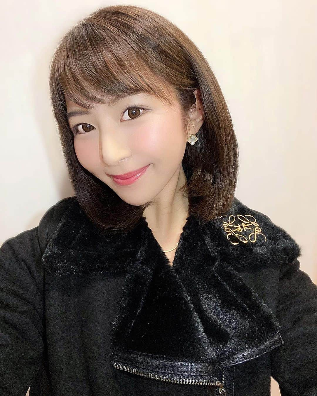 Manaさんのインスタグラム写真 - (ManaInstagram)「🍁🍏🧡 𝑭𝒐𝒓 𝒇𝒖𝒕𝒖𝒓𝒆 𝒃𝒆𝒂𝒖𝒕𝒚❤︎ 一昨日から1泊、東京出張してきました🗼 . 朝早くに名古屋を出て、仕事の前に 東京中央美容外科 銀座有楽町院へ行ってきました🐾 . 美容外科は初めてだったのでドキドキ… . . リフトアップと美肌に効果のある TCB式小顔美肌再生を施術していただきました😊 担当Drは小顔症例数全国一位の森本先生にお願いしました👨🏻‍⚕️ . . 私の場合、施術直後は結構な腫れが出ましたが 今徐々にひいていっています✨ (腫れの程度には個人差があるそうです) . 切らないリフトアップとも言われていて 施術時間も30分くらいでした⏰ . . 初めての経験でとても緊張したのと 痛いかな〜、怖いかな〜と不安でしたが . 担当Drの森本先生のご丁寧なカウンセリングと スタッフの皆さんのお声がけで安心して受けられました💕 . . 👨🏻‍⚕️ @tcb_morimoto 森本先生ありがとうございました♪ 森本先生は小顔と目元の施術が得意みたいです🐰 . @tcb_ginzayurakucho . . . #PR #東京 #銀座 #有楽町 #クリニック #東京中央美容外科 #リフトアップならTCB東京中央美容外科 #小顔美肌再生なら #東京中央美容外科銀座有楽町院 #美容外科 #銀座有楽町 #tcb式小顔美肌再生 #小顔美肌再生 #美容 #美肌 #小顔 #フェイスライン #リフトアップ #糸リフト #糸スレッド #溶ける糸 #森本理一郎 #ドクター #秋コーデ #マスタードイエロー #イエローコーデ #ボブヘア」11月15日 10時38分 - mana.tcy