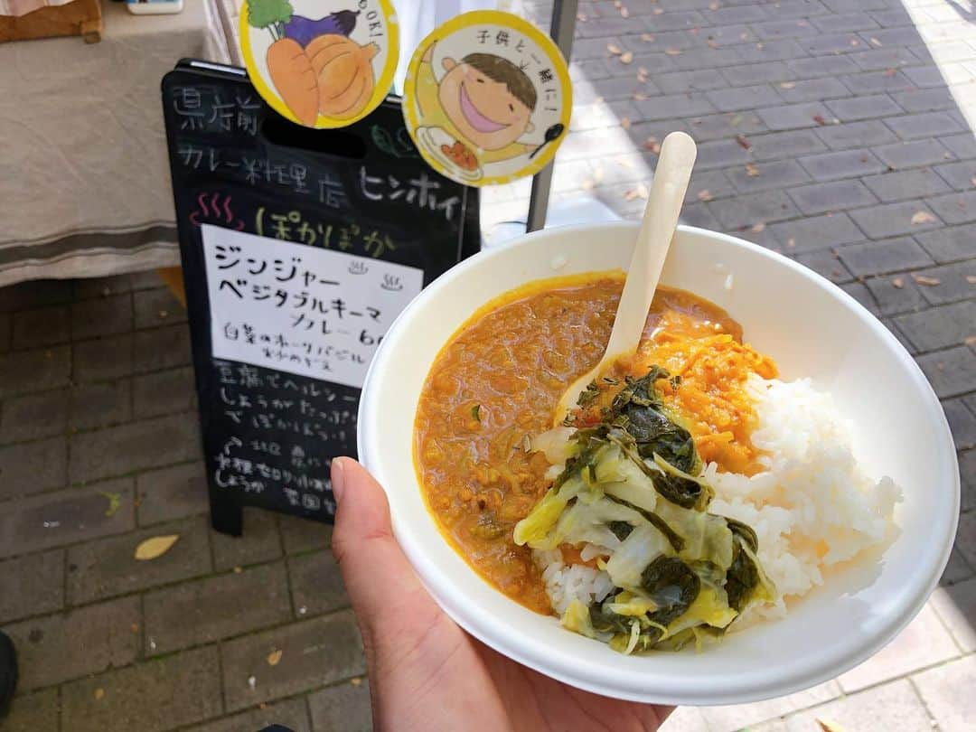 日比野菜緒さんのインスタグラム写真 - (日比野菜緒Instagram)「カレー🍛は好きですか？ ﻿ 一般的に使われている市販のカレールーは約40%が油、残り約40%が小麦粉で、カレー粉は20%以下、カレールーといっても油・小麦粉・塩・砂糖がほとんどなのです。﻿ ﻿ カレーを作った鍋や食べたお皿がギトギトするのもそのせいです。﻿ ﻿ なので最近は野菜とスパイスを使ってカレーを作るようにしています。﻿ なかなか理想の味にならなくて苦戦していますが、それも楽しい😆✨カレールーをやめたおかげで皿洗いは楽だし、胃もたれは一切ありません！﻿ ﻿ 自分が口にするものに何が使われているのか、日頃から気をつけていきたいですね🙏🏼🙏🏼﻿ ﻿ FARMERS MARKETでいただいたヒンホイさんのカレーが絶品だったので神戸に住んでいる方はぜひ食べに行ってみてください！！﻿ •﻿ #ヒンホイ #神戸グルメ #神戸カレー #プラントベース」11月15日 10時44分 - naohibino_1128