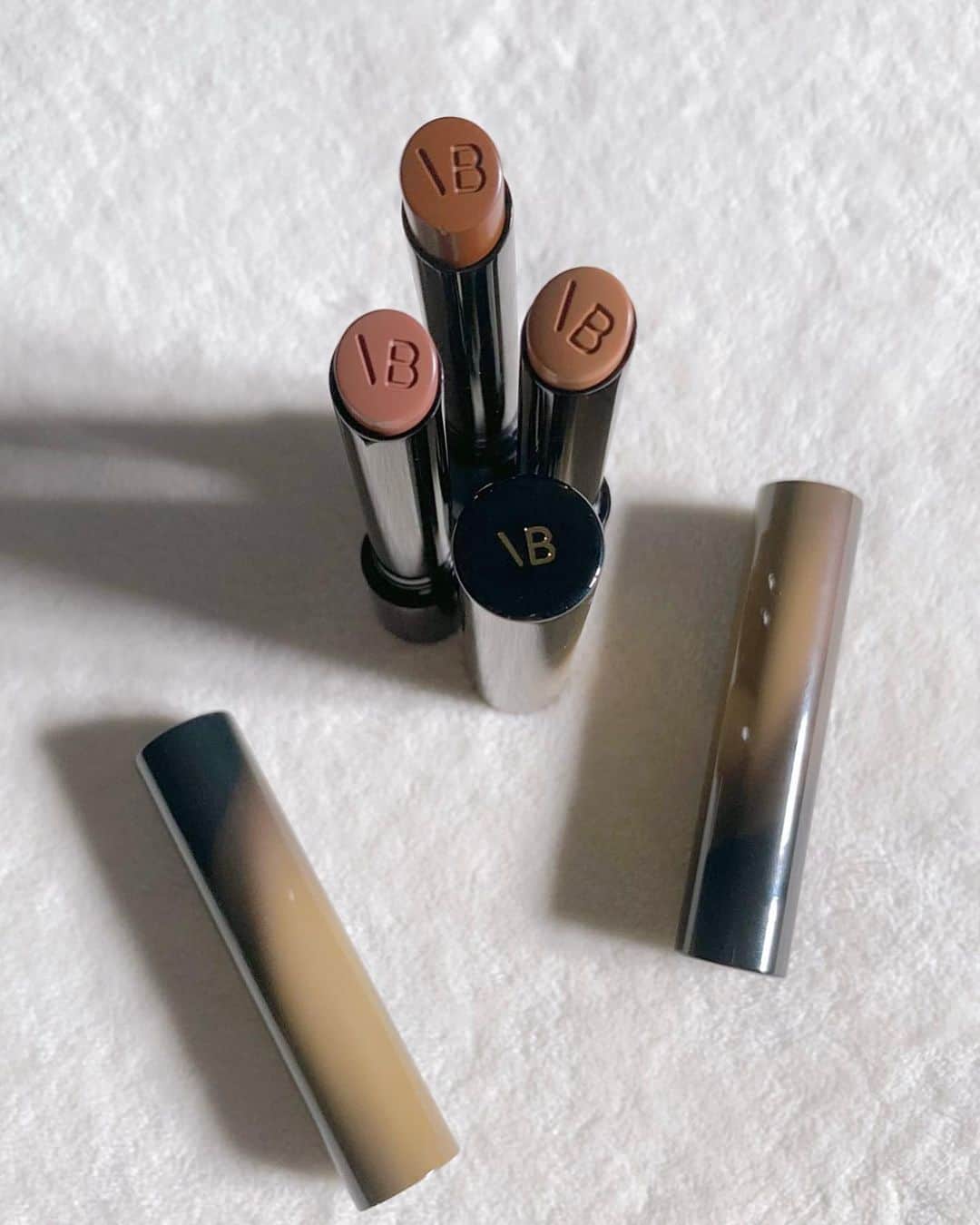 佐川理佳のインスタグラム：「VB🤎Posh Lipstick #victoriabeckhambeauty #veganformula」