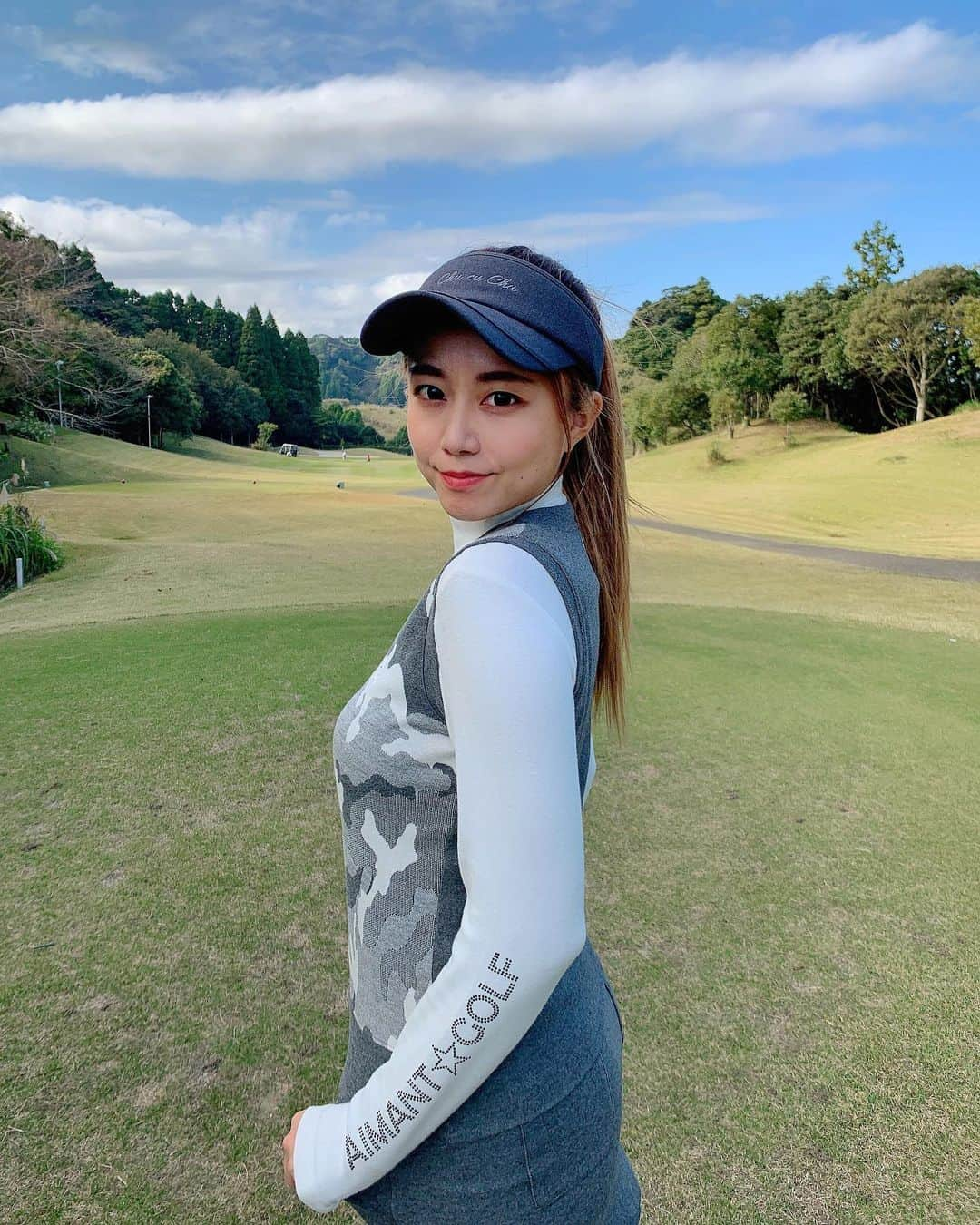 とくさきさんのインスタグラム写真 - (とくさきInstagram)「おはようございます☀❤️ . この前のゴルフウェアです⛳️💕 . トップス: @aimantgolf_official  ベスト: @chucuchu_official  スカート: @chucuchu_official  サンバイザー: @chucuchu_official  . 昼間は、ポカポカ陽気だった❤️☀️ .  #ゴルフ#ゴルフ女子#golf#golfgirl#golfswing#ゴルフスイング#sports#スポーツ#スポーツ女子#골프#골프여자#尔夫球#高尔夫#ゴルフウェア#golfwear」11月15日 10時44分 - tokusaki_golf