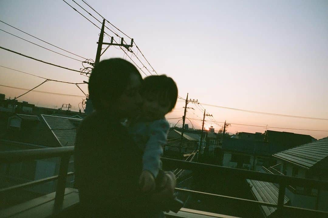 松本亜希のインスタグラム：「引っ越したら素敵な夕陽がくっついてきた☺️🧡 . #ゆうやけこやけ」