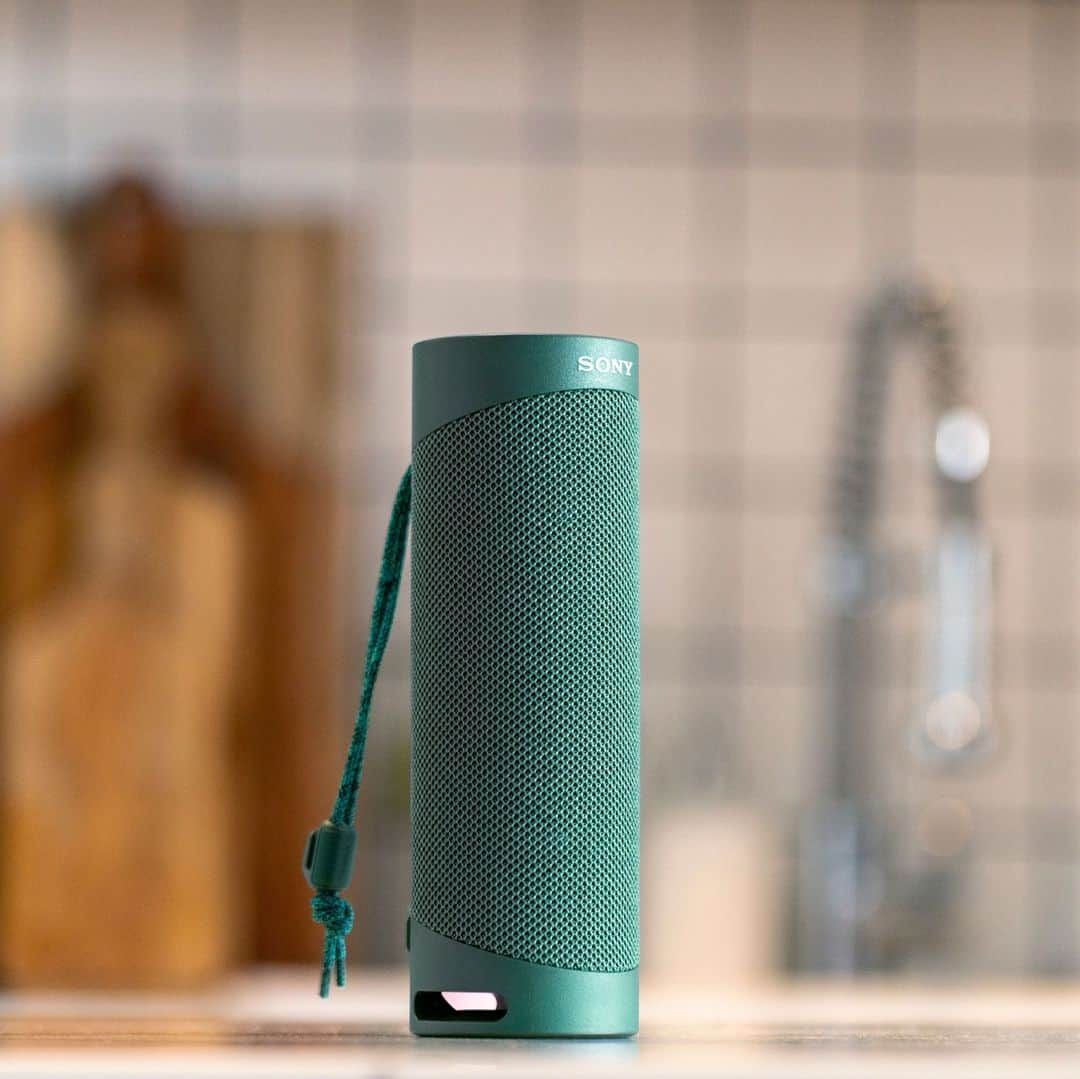 sonyさんのインスタグラム写真 - (sonyInstagram)「Sound worth sharing for the holidays. (XB23 Extra Bass waterproof, compact and lightweight speaker.) #SonyAudio」11月15日 9時12分 - sonyelectronics